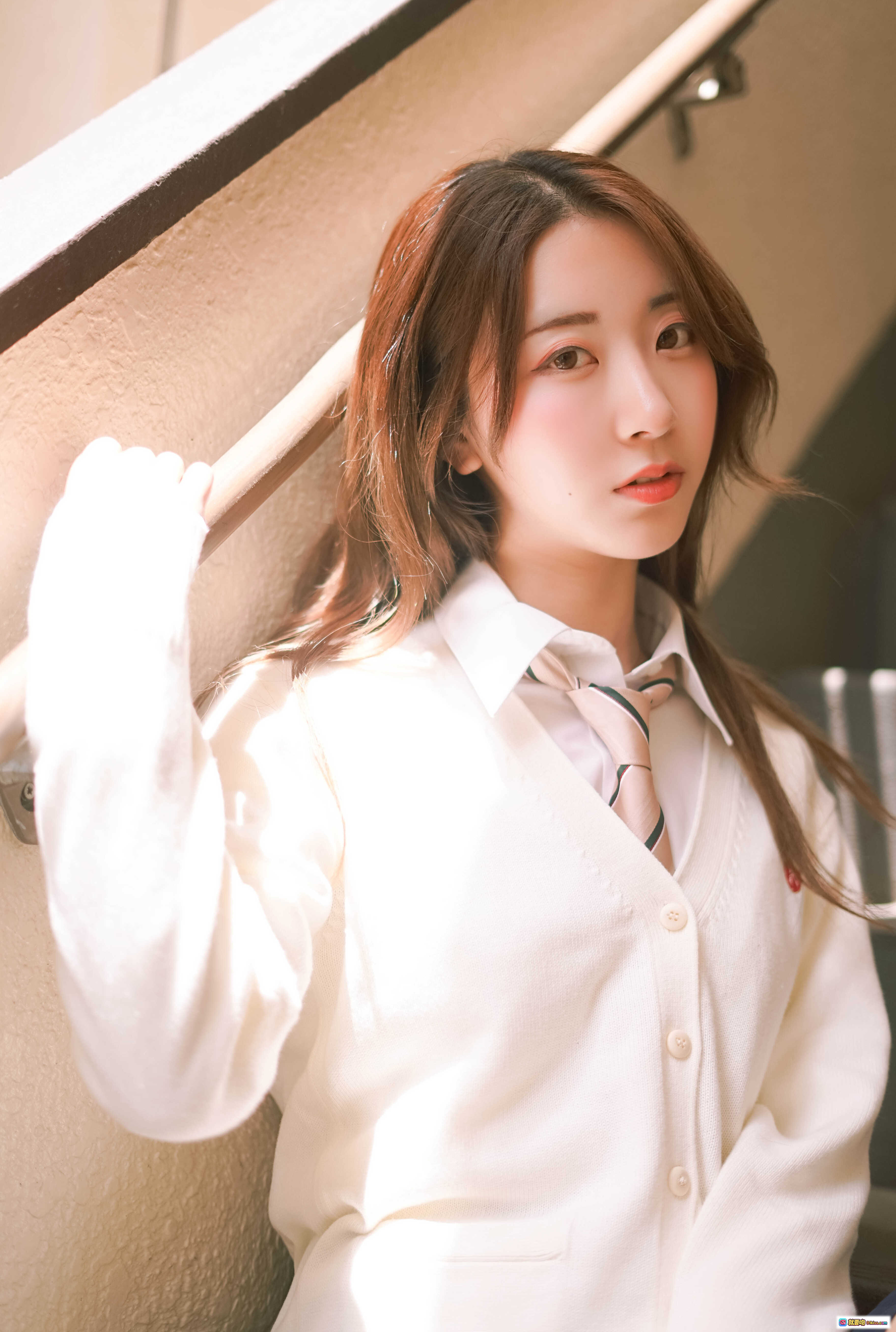 图片[4] - 黑川NO.039楼道写真 | 白衬衫蓝短裙少女坐楼梯扶手 | 日系校园风清纯美拍22P - 就要吻