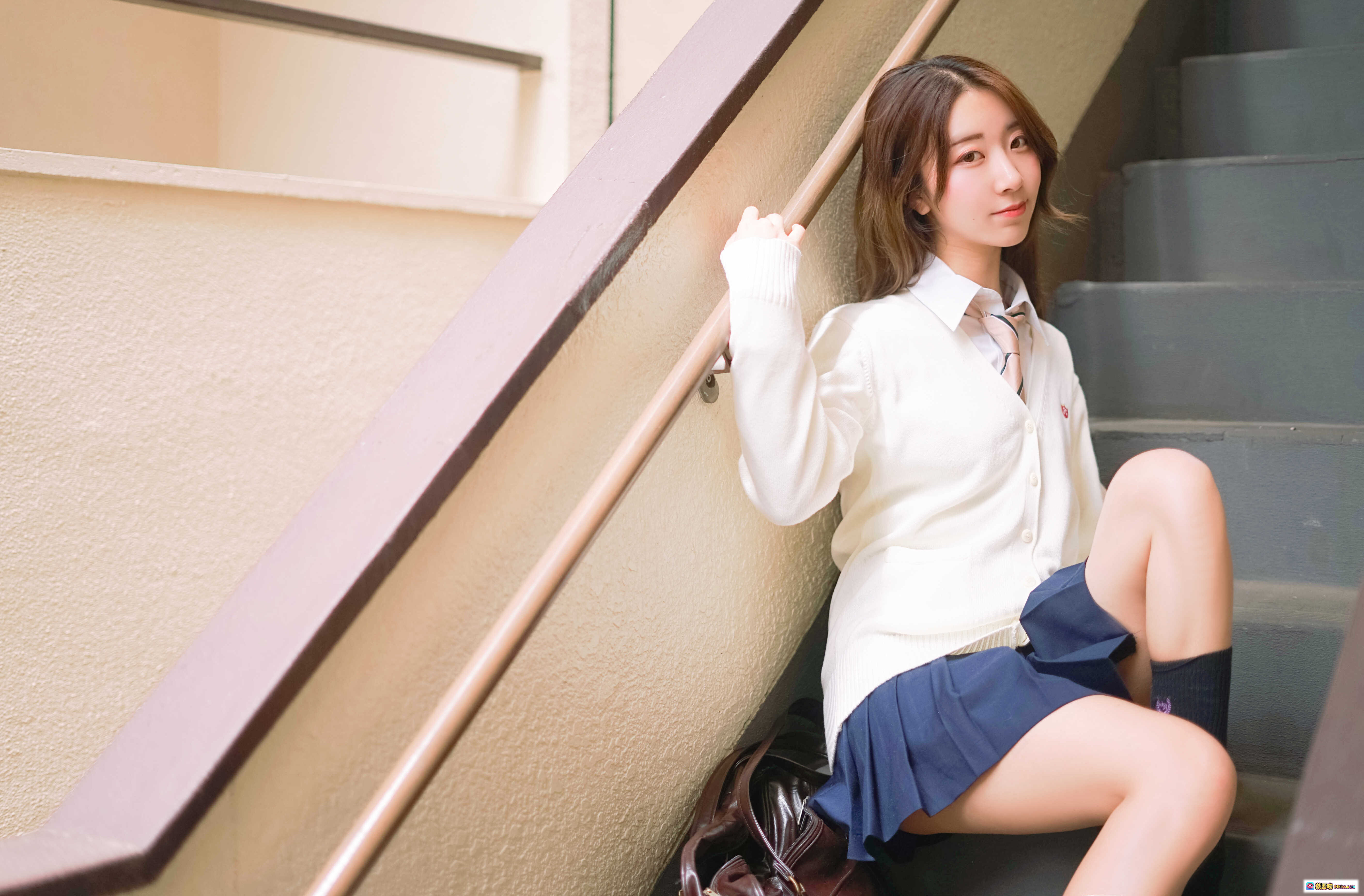 图片[1] - 黑川NO.039楼道写真 | 白衬衫蓝短裙少女坐楼梯扶手 | 日系校园风清纯美拍22P - 就要吻