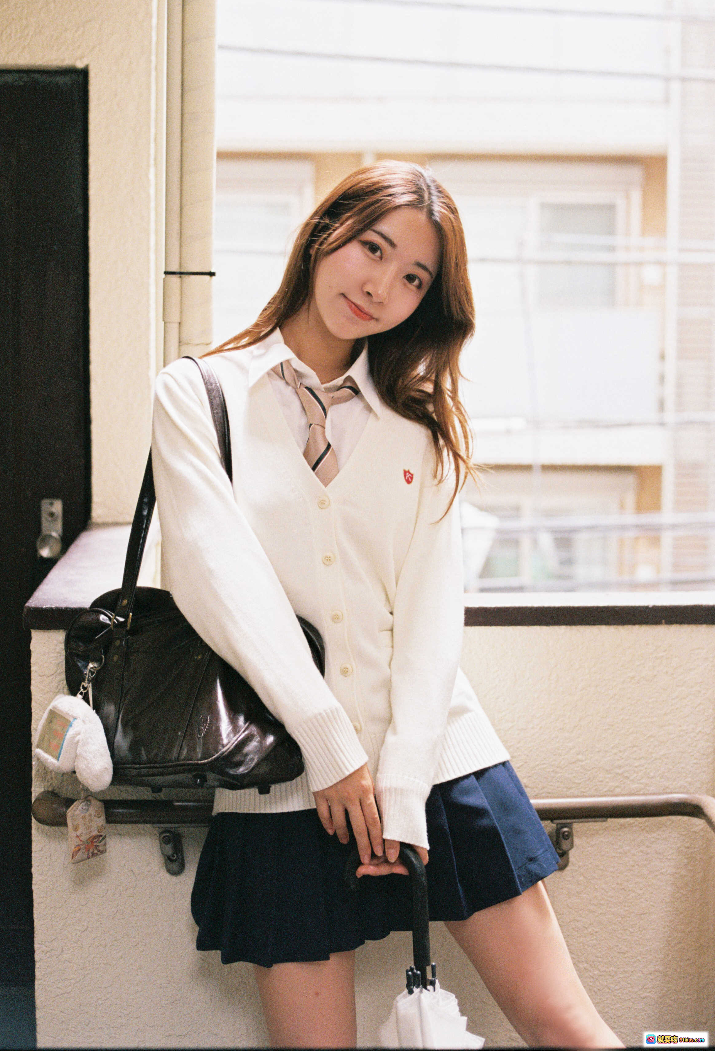 图片[8] - 黑川NO.039楼道写真 | 白衬衫蓝短裙少女坐楼梯扶手 | 日系校园风清纯美拍22P - 就要吻