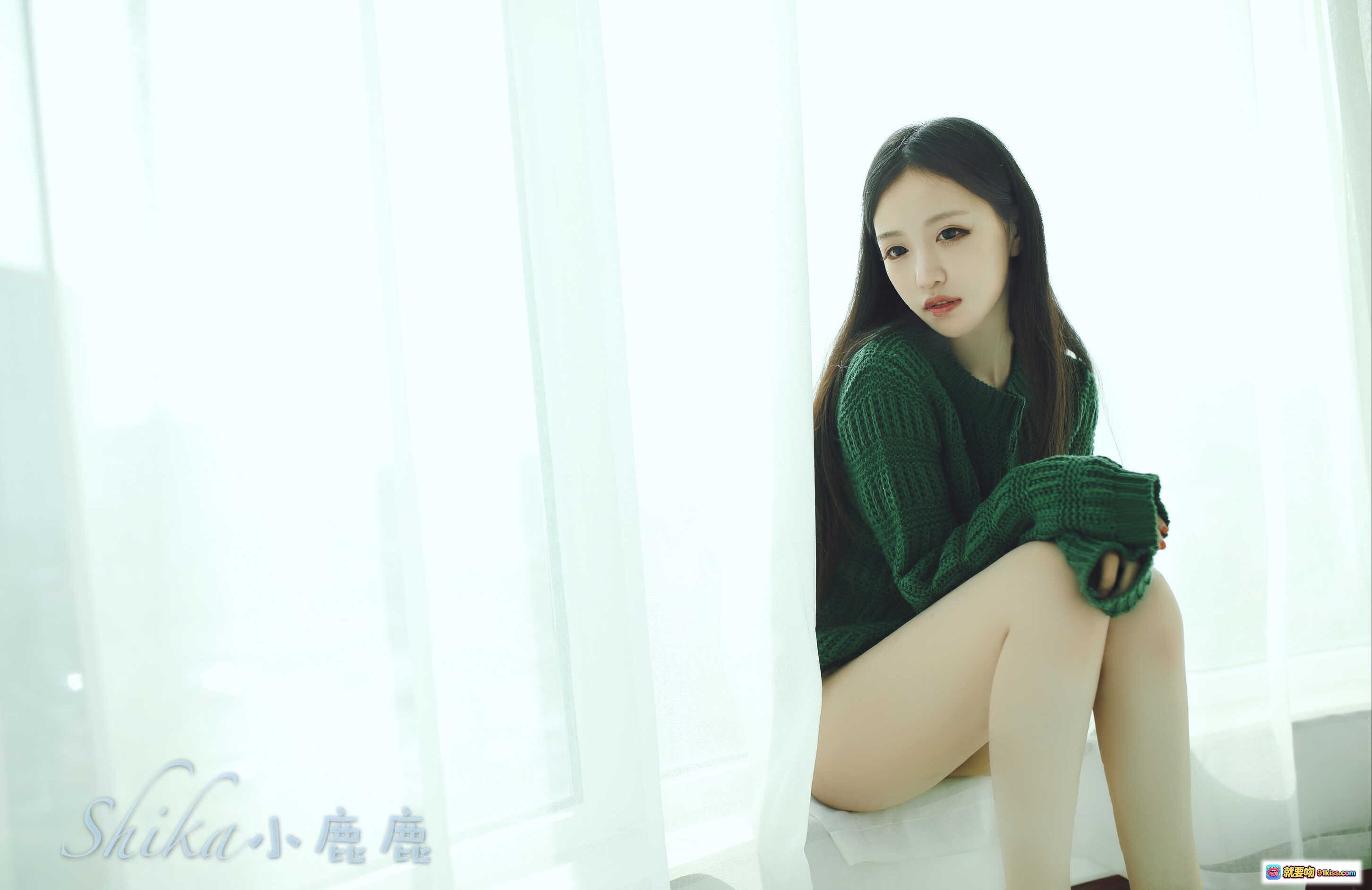 图片[7] - Shika小鹿鹿NO.035写真02 红绿毛衣少女风 温柔长发 白色针织手套 室内窗边光影 甜美居家风 14P高清图集 - 就要吻