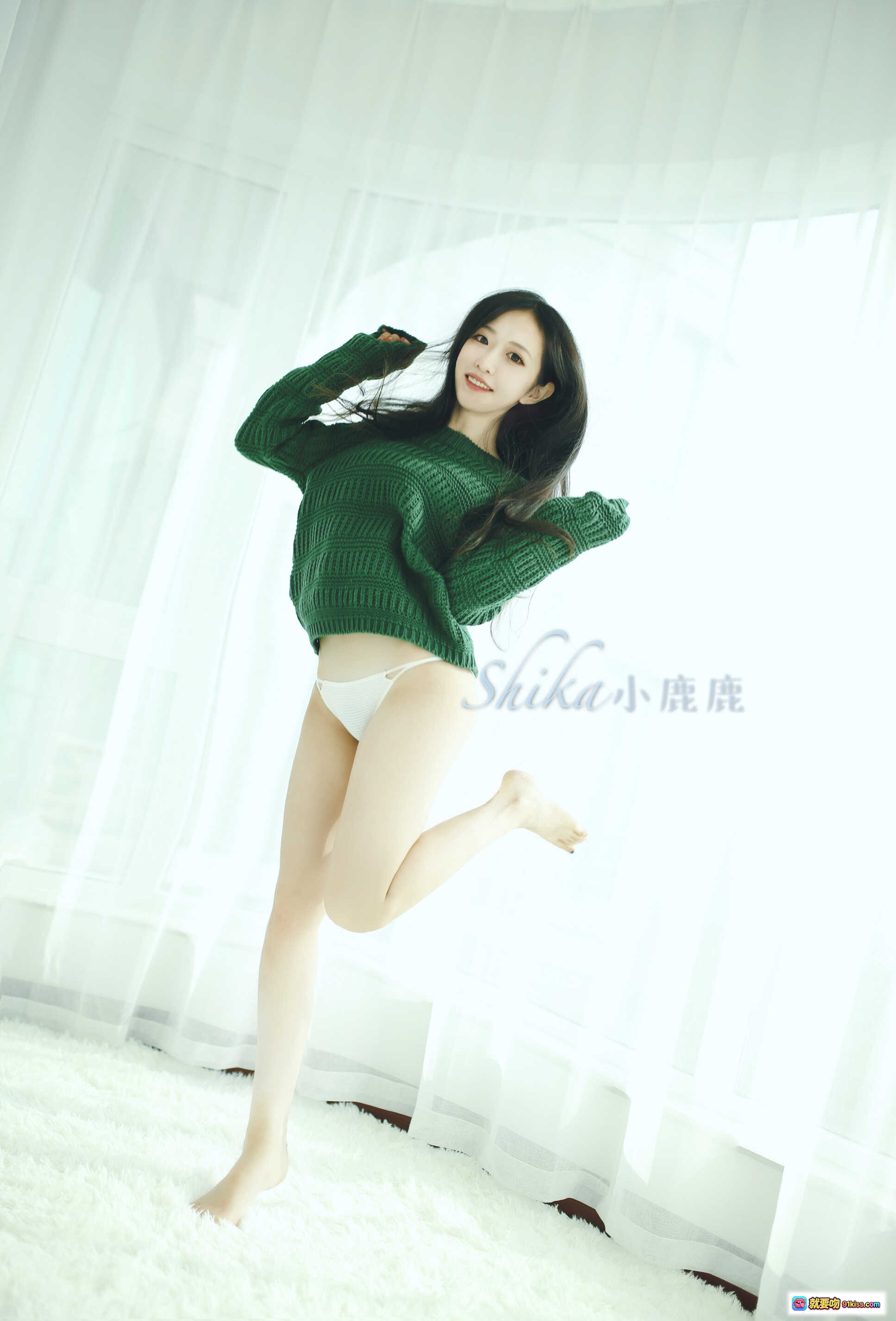 图片[8] - Shika小鹿鹿NO.035写真02 红绿毛衣少女风 温柔长发 白色针织手套 室内窗边光影 甜美居家风 14P高清图集 - 就要吻