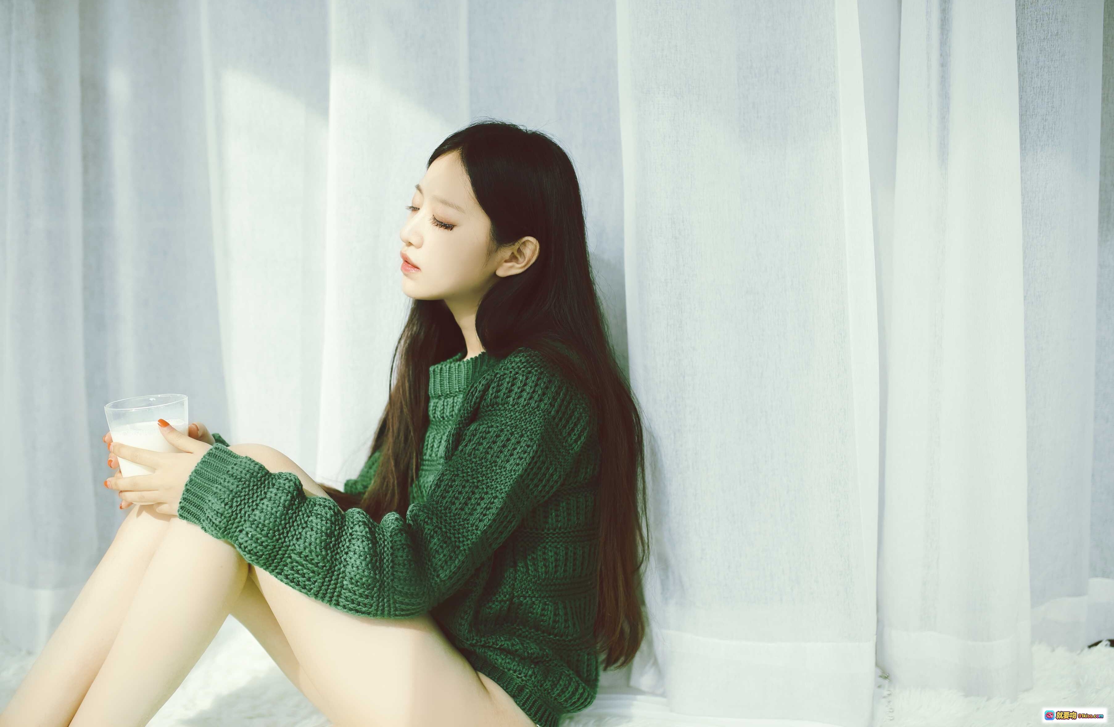 图片[10] - Shika小鹿鹿NO.035写真02 红绿毛衣少女风 温柔长发 白色针织手套 室内窗边光影 甜美居家风 14P高清图集 - 就要吻