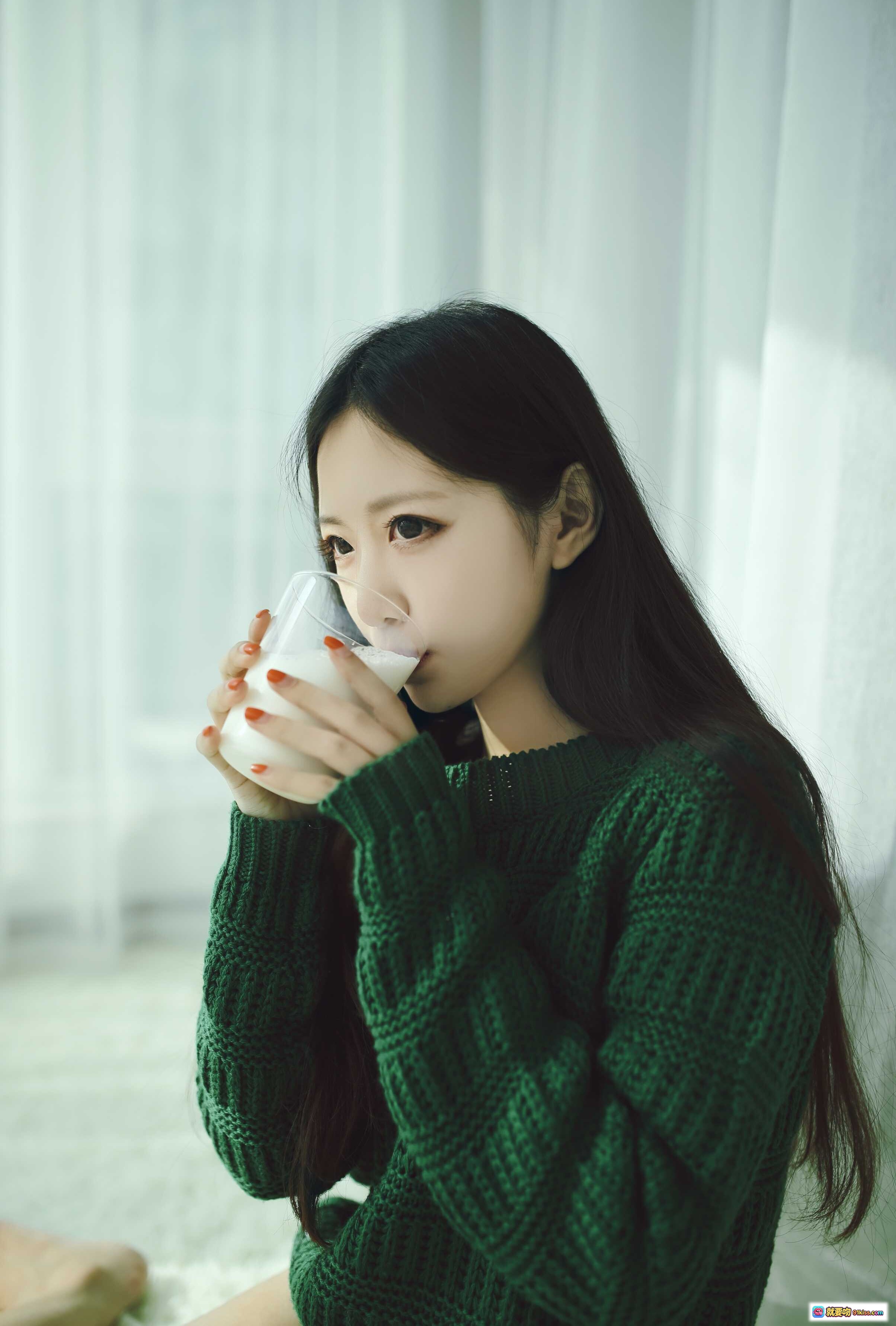 图片[4] - Shika小鹿鹿NO.035写真02 红绿毛衣少女风 温柔长发 白色针织手套 室内窗边光影 甜美居家风 14P高清图集 - 就要吻