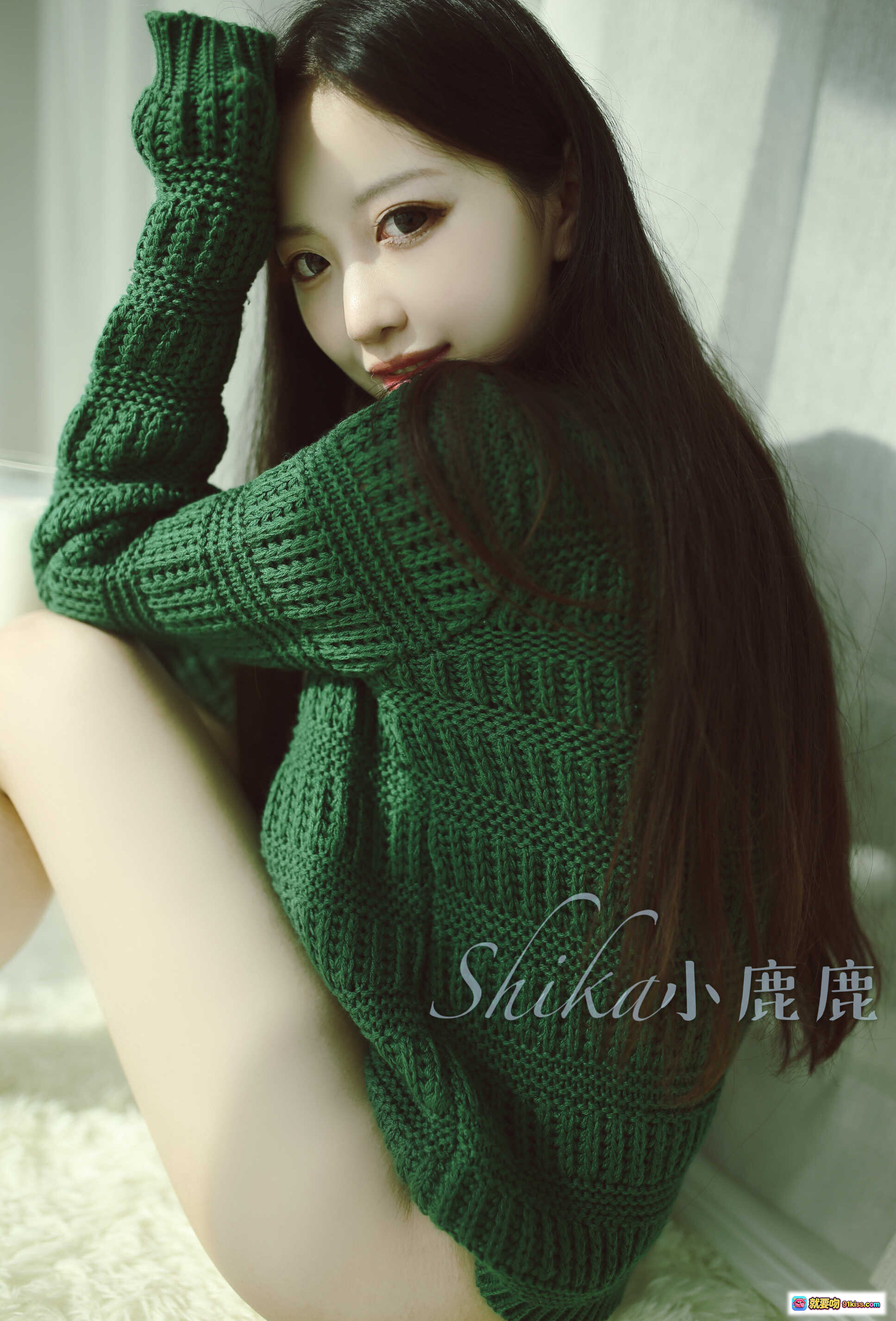 图片[5] - Shika小鹿鹿NO.035写真02 红绿毛衣少女风 温柔长发 白色针织手套 室内窗边光影 甜美居家风 14P高清图集 - 就要吻