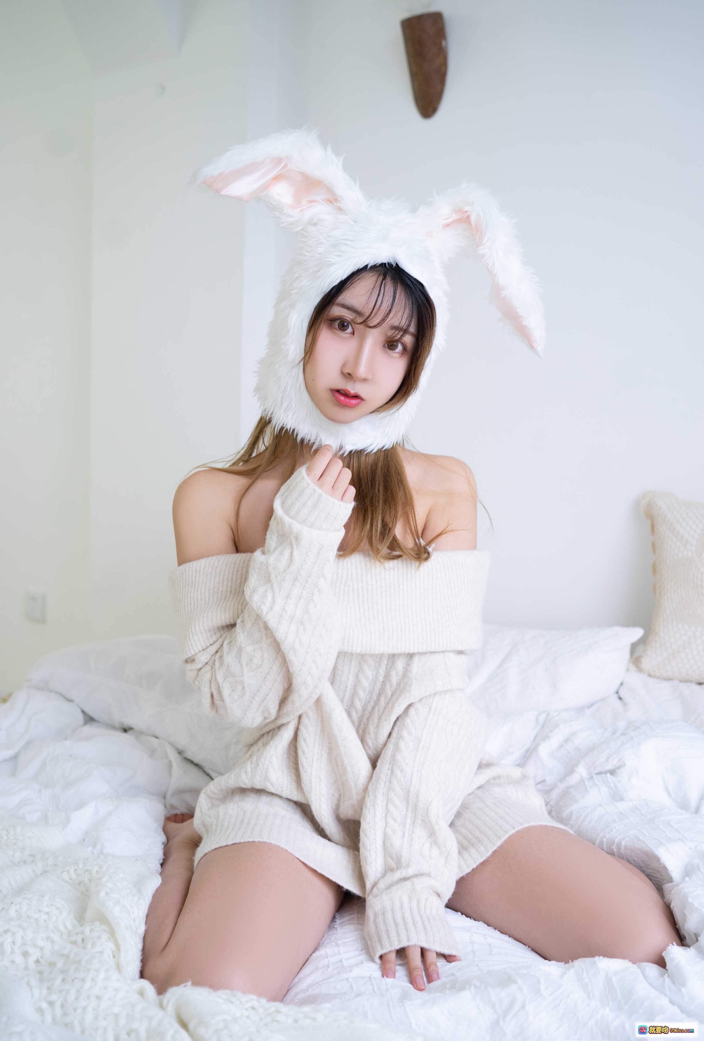 图片[2] - 黑川NO.024年上彼女白色毛衣写真 甜美居家风 木椅蕾丝桌布干花装饰 温柔氛围感私房摄影 - 就要吻