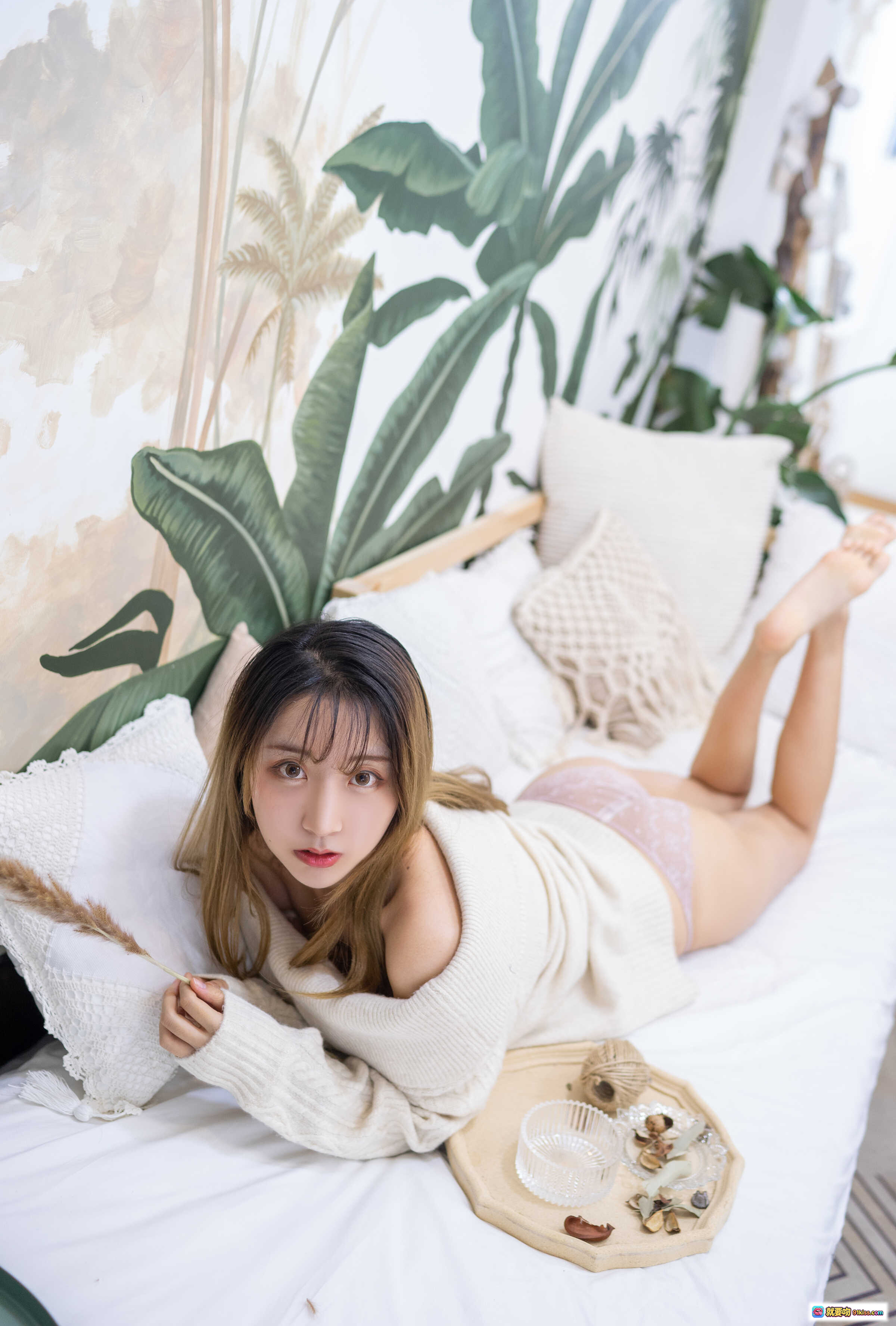 图片[9] - 黑川NO.024年上彼女白色毛衣写真 甜美居家风 木椅蕾丝桌布干花装饰 温柔氛围感私房摄影 - 就要吻