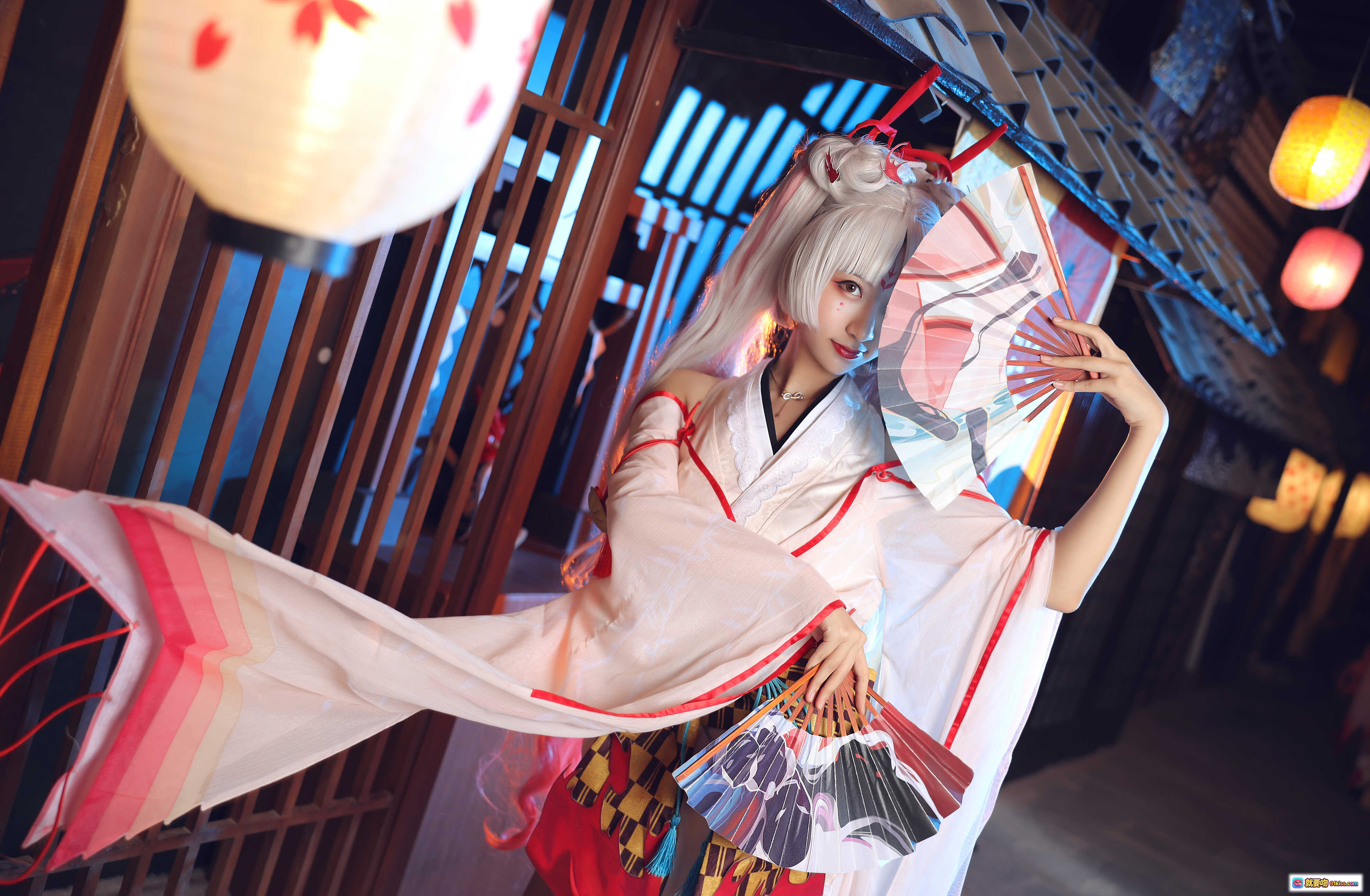 图片[1] - 黑川NO.008不知火和风cosplay写真｜白发巫女服+红边羽织+日式灯笼夜景｜30P高清美图 - 就要吻