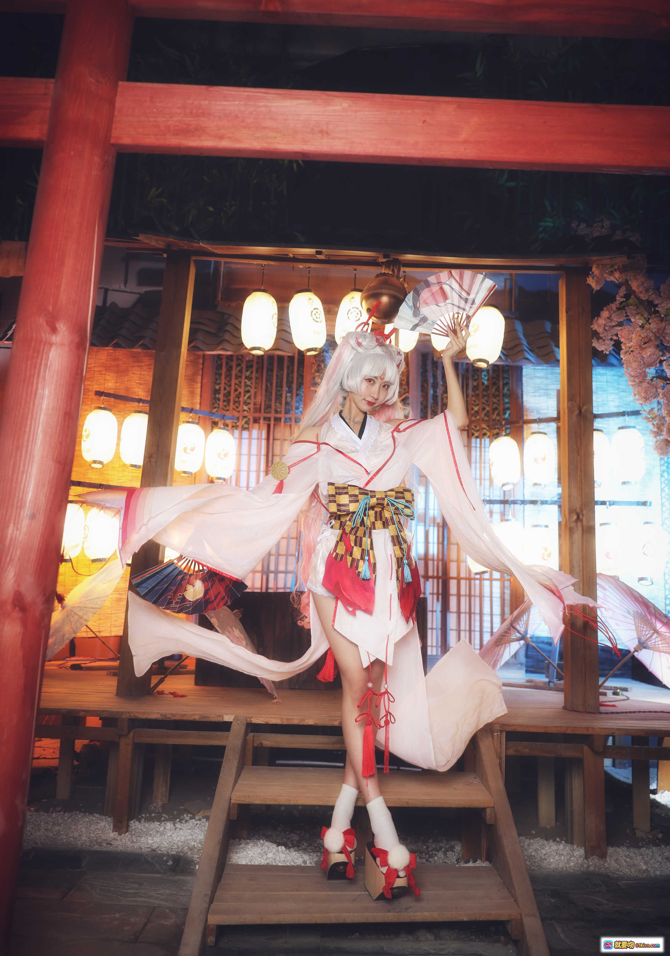 图片[8] - 黑川NO.008不知火和风cosplay写真｜白发巫女服+红边羽织+日式灯笼夜景｜30P高清美图 - 就要吻