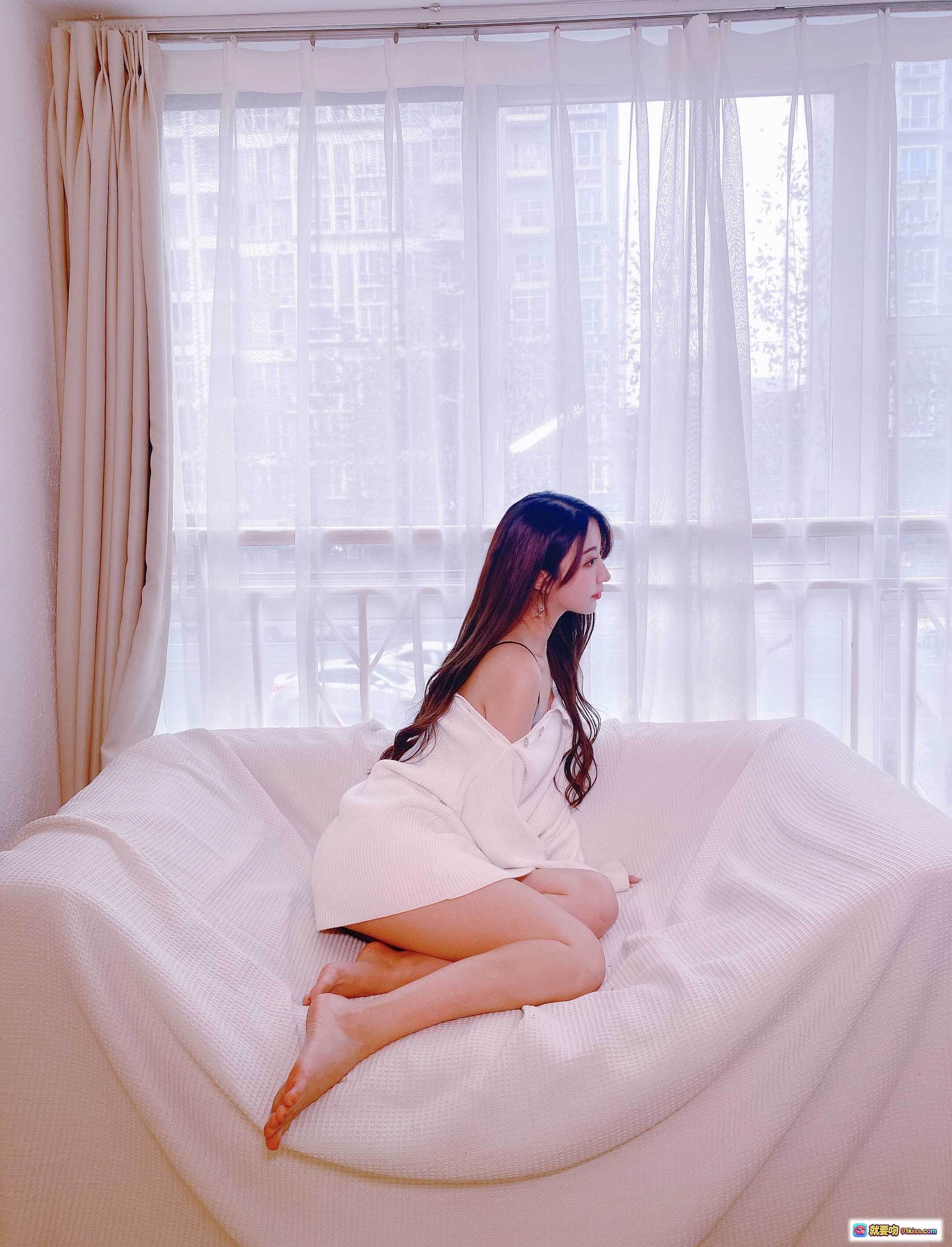 图片[6] - 黑川NO.047午休写真｜温柔少女窗边慵懒坐姿｜白色针织衫搭配裸足美腿｜居家氛围感大片46P - 就要吻