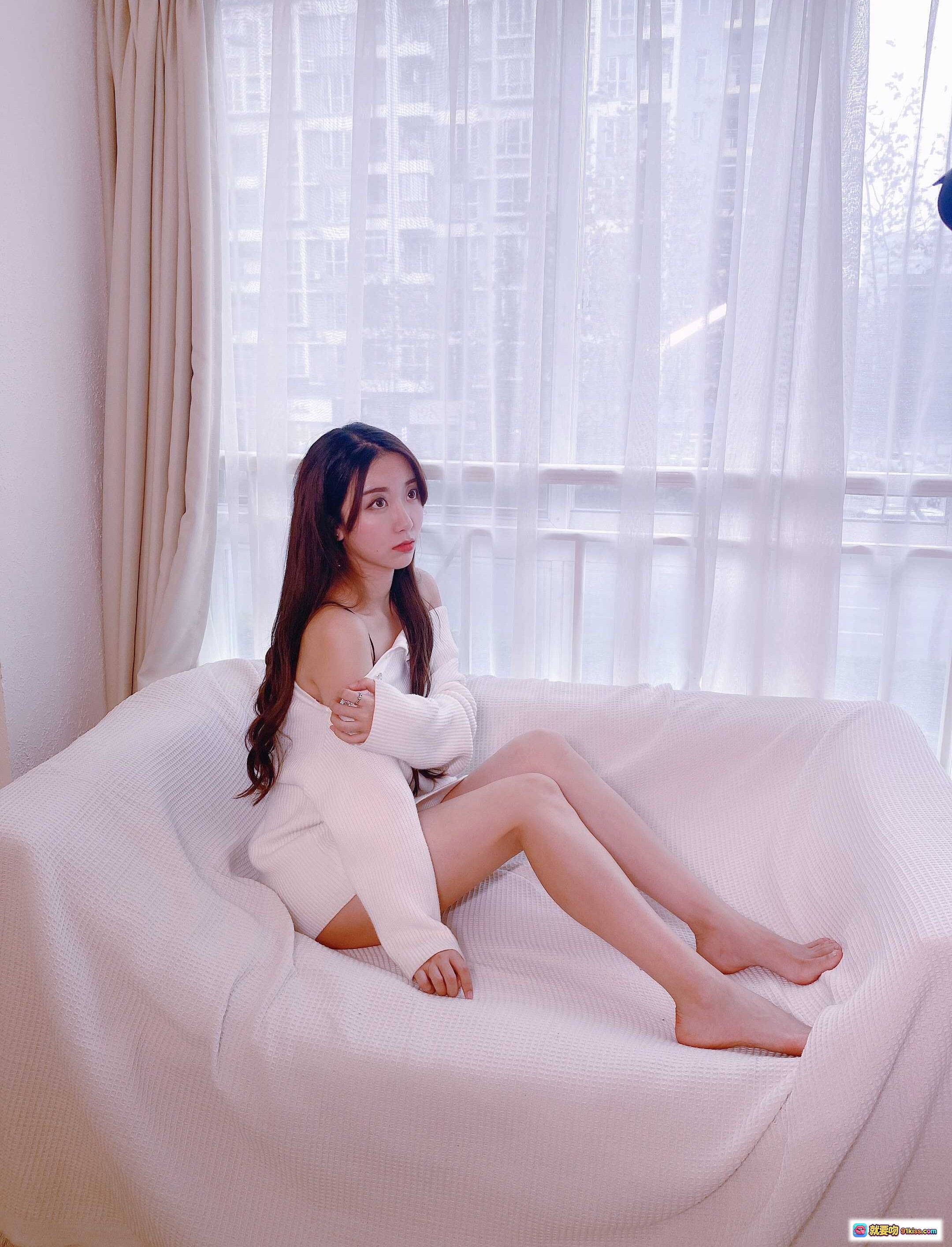 图片[1] - 黑川NO.047午休写真｜温柔少女窗边慵懒坐姿｜白色针织衫搭配裸足美腿｜居家氛围感大片46P - 就要吻