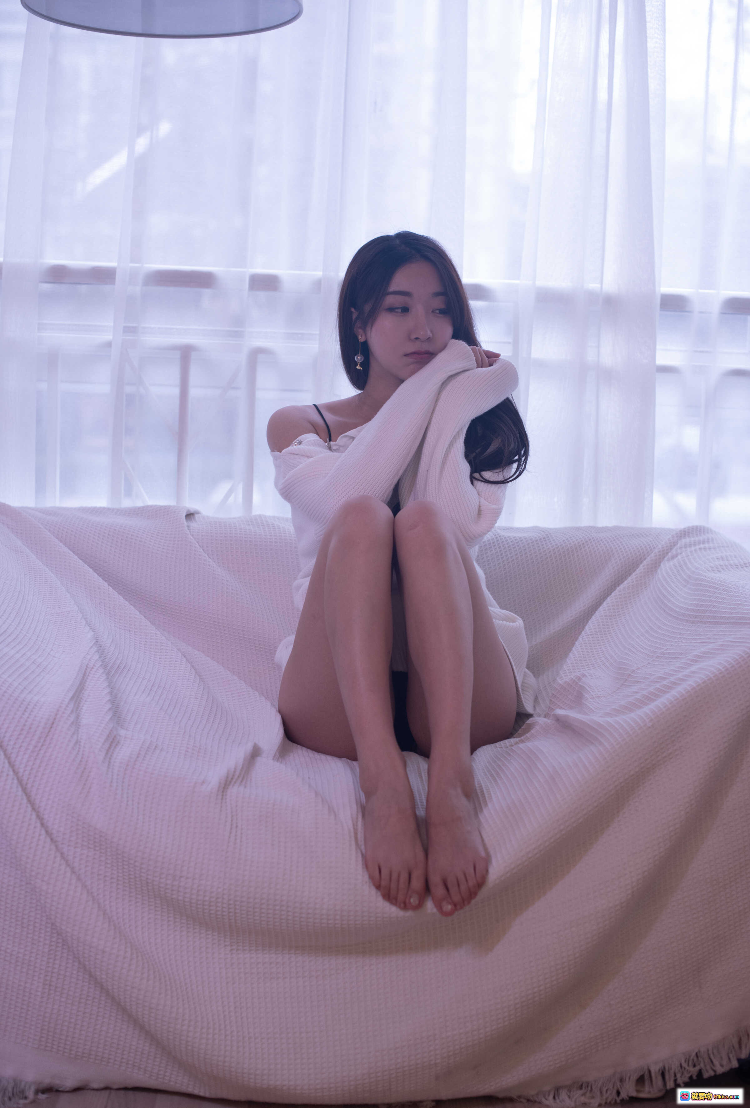 图片[5] - 黑川NO.047午休写真｜温柔少女窗边慵懒坐姿｜白色针织衫搭配裸足美腿｜居家氛围感大片46P - 就要吻