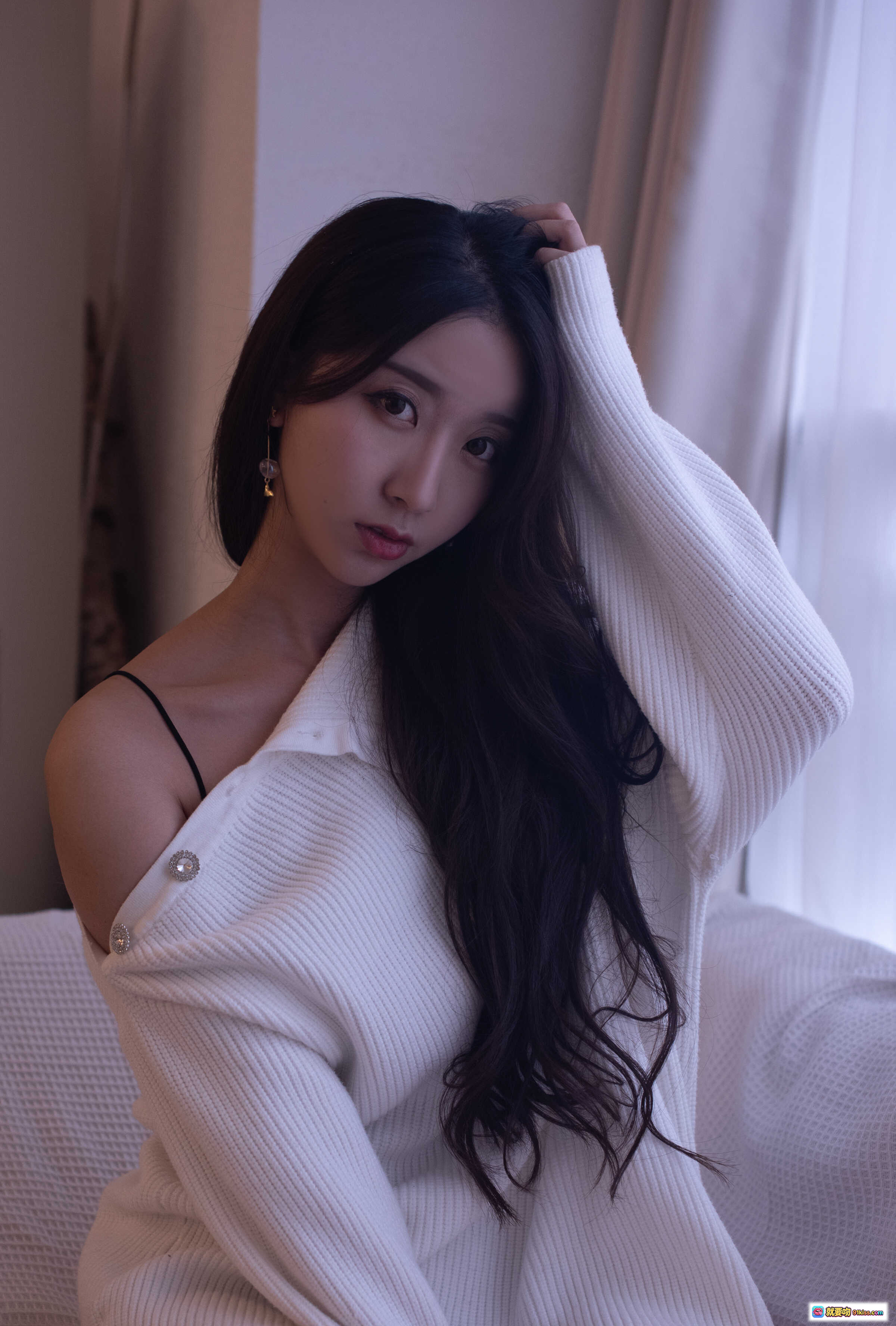 图片[3] - 黑川NO.047午休写真｜温柔少女窗边慵懒坐姿｜白色针织衫搭配裸足美腿｜居家氛围感大片46P - 就要吻