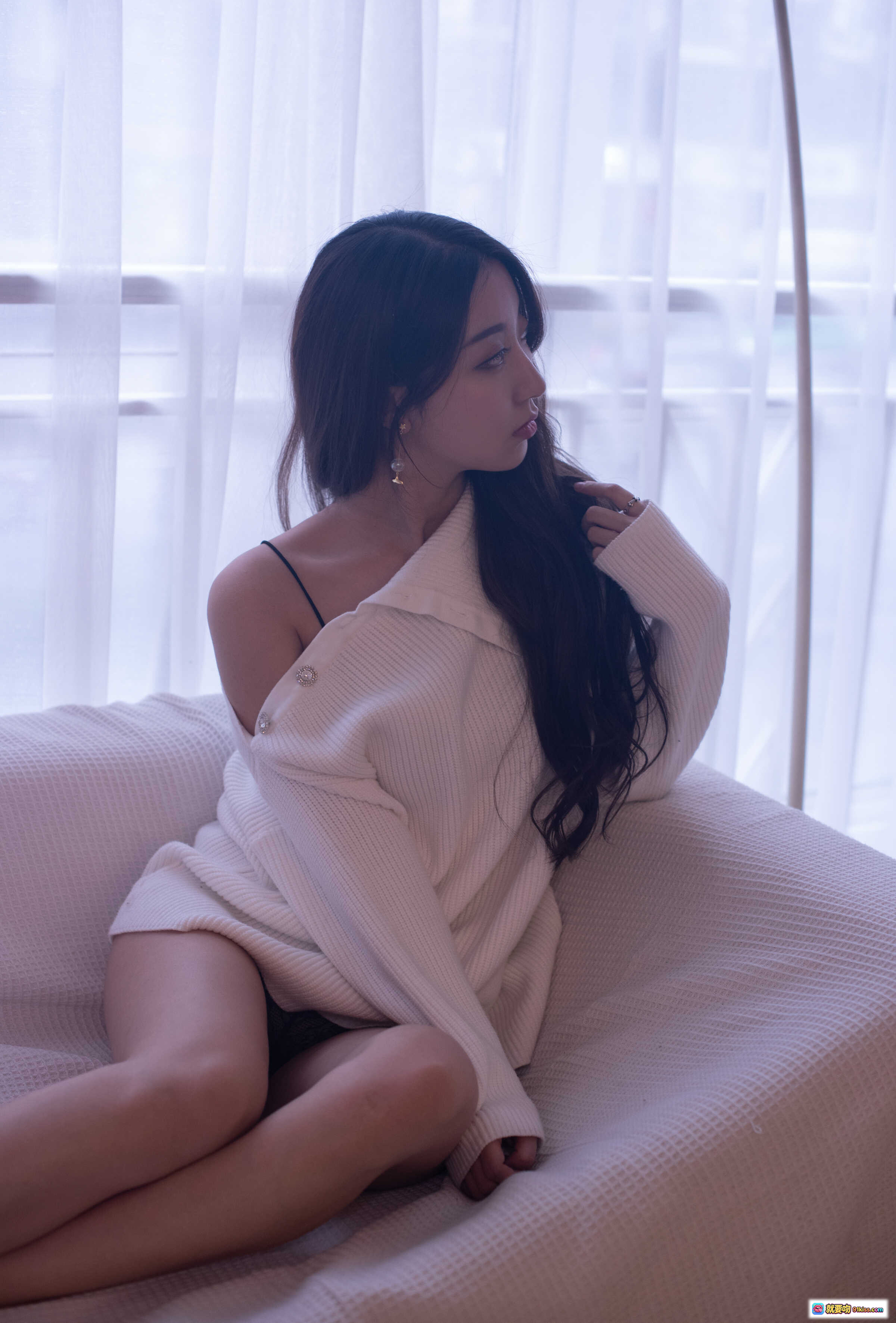 图片[4] - 黑川NO.047午休写真｜温柔少女窗边慵懒坐姿｜白色针织衫搭配裸足美腿｜居家氛围感大片46P - 就要吻