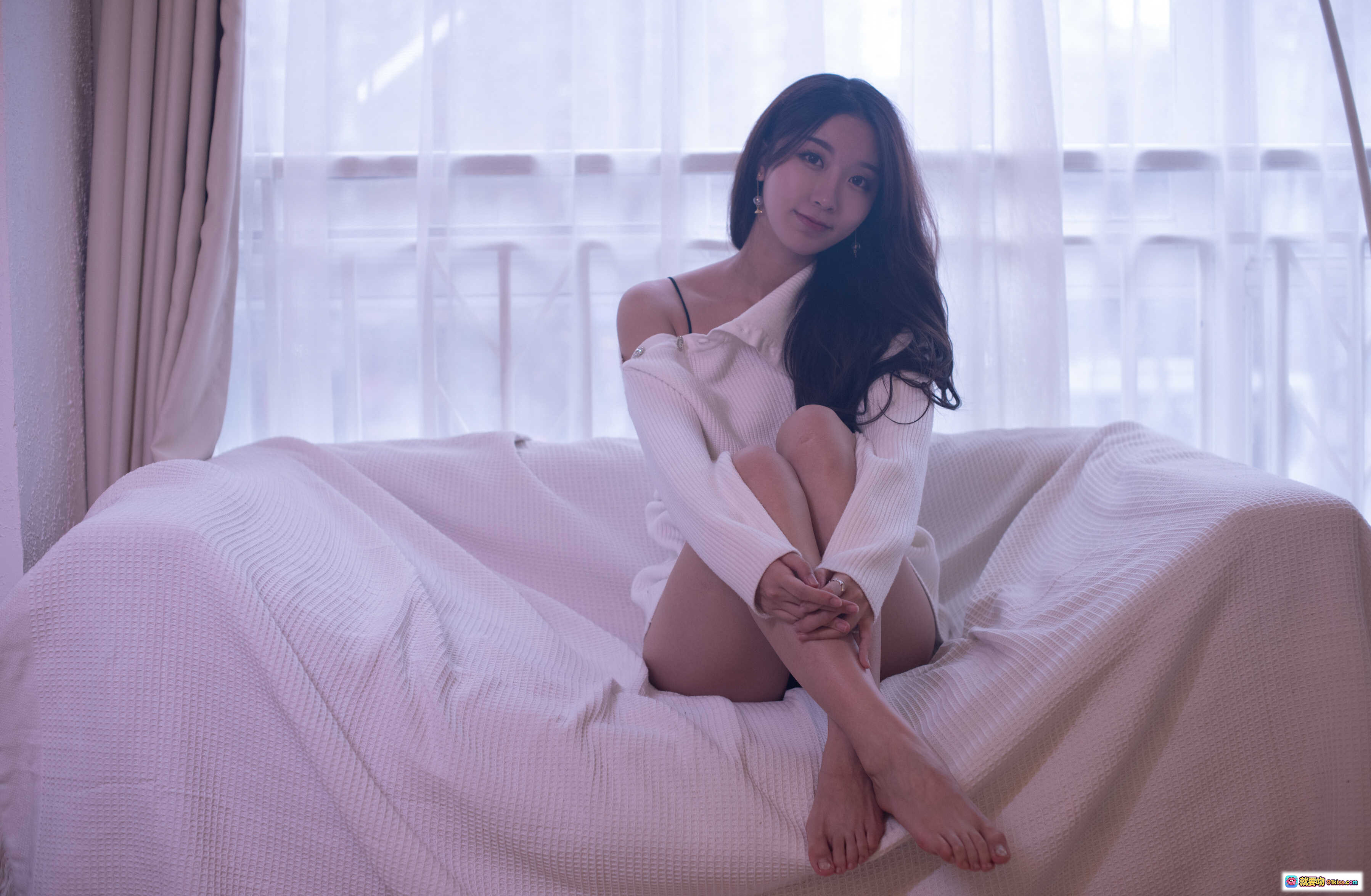 图片[8] - 黑川NO.047午休写真｜温柔少女窗边慵懒坐姿｜白色针织衫搭配裸足美腿｜居家氛围感大片46P - 就要吻