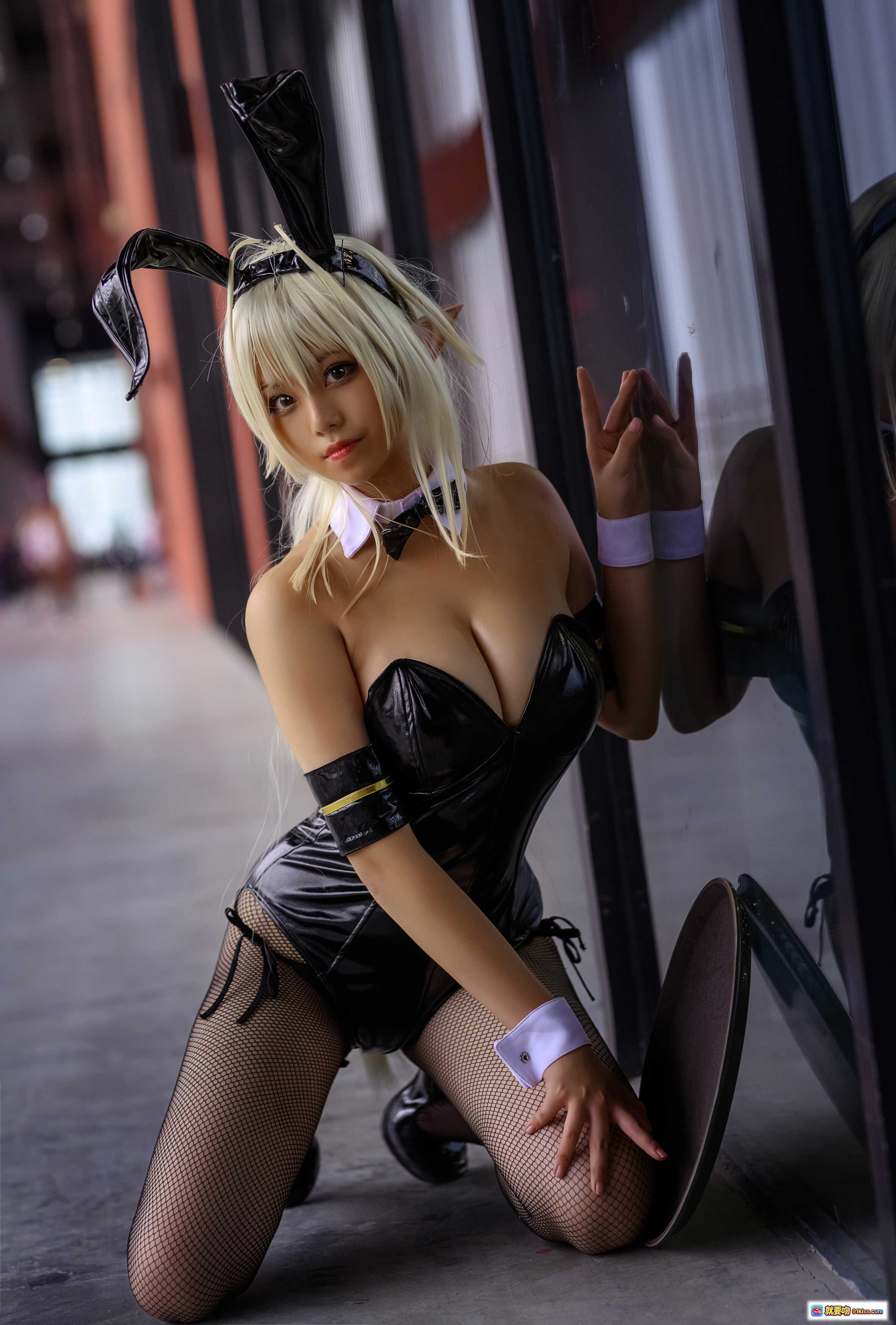 图片[7] - 蜜汁猫裘NO.014三世村正cosplay写真｜黑色漆皮紧身衣+网袜+蝴蝶结领饰+臂环装饰｜高清12P性感角色扮演图集 - 就要吻