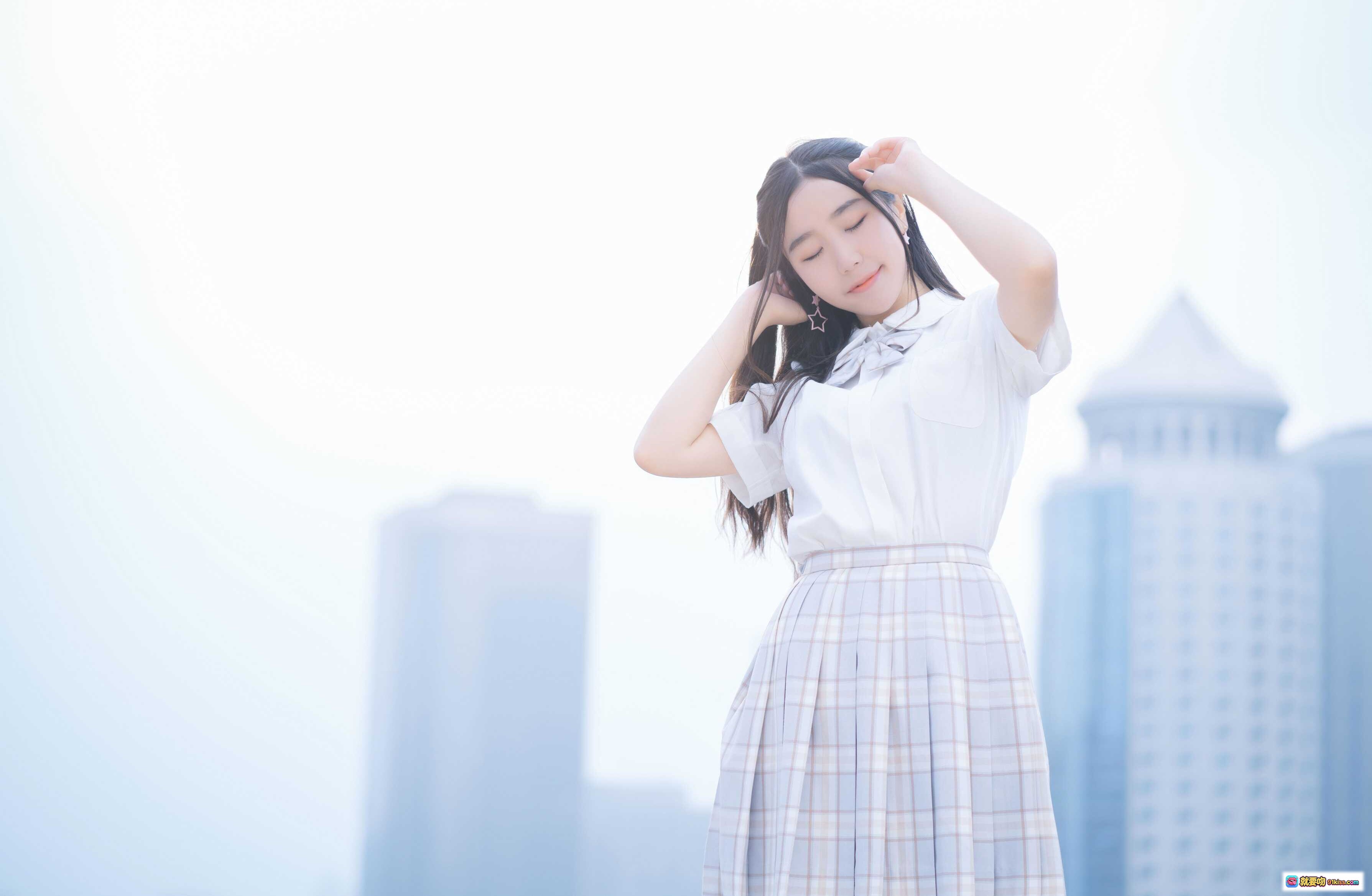 穆零Mu0 NO.08 天台JK少女写真 白衬衫格裙清新风 城市背景日系校园风 美少女摆拍自然光摄影 - 就要吻