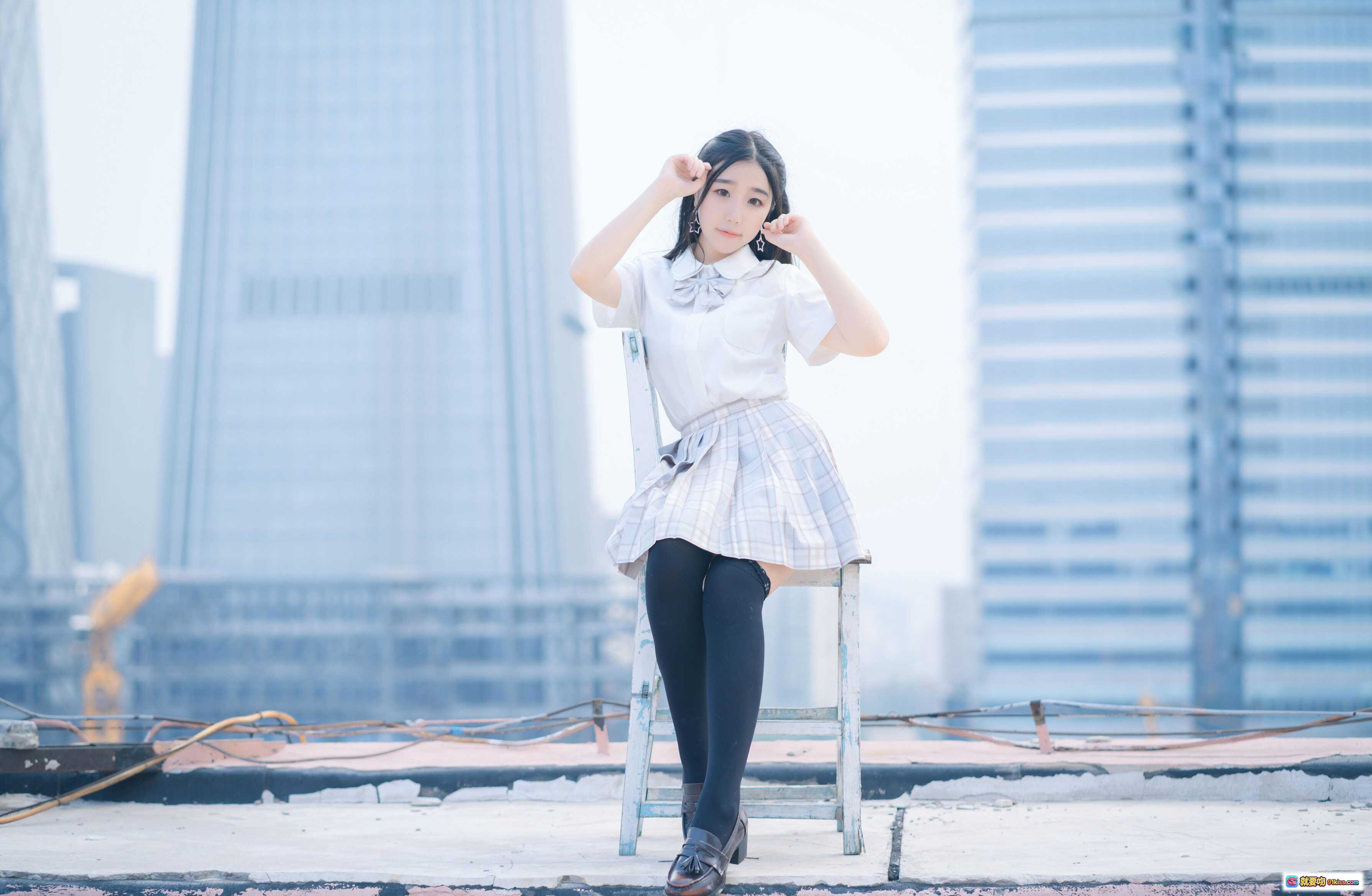 图片[2] - 穆零Mu0 NO.08 天台JK少女写真 白衬衫格裙清新风 城市背景日系校园风 美少女摆拍自然光摄影 - 就要吻