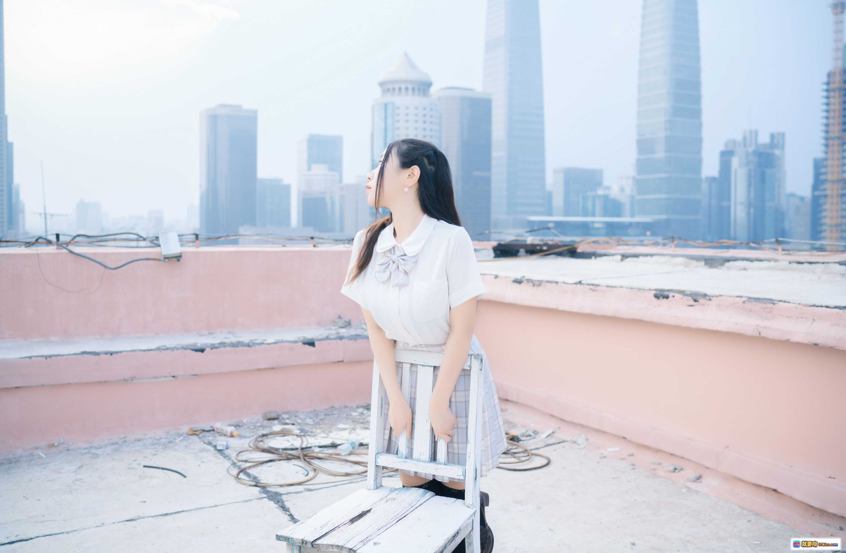 图片[9] - 穆零Mu0 NO.08 天台JK少女写真 白衬衫格裙清新风 城市背景日系校园风 美少女摆拍自然光摄影 - 就要吻