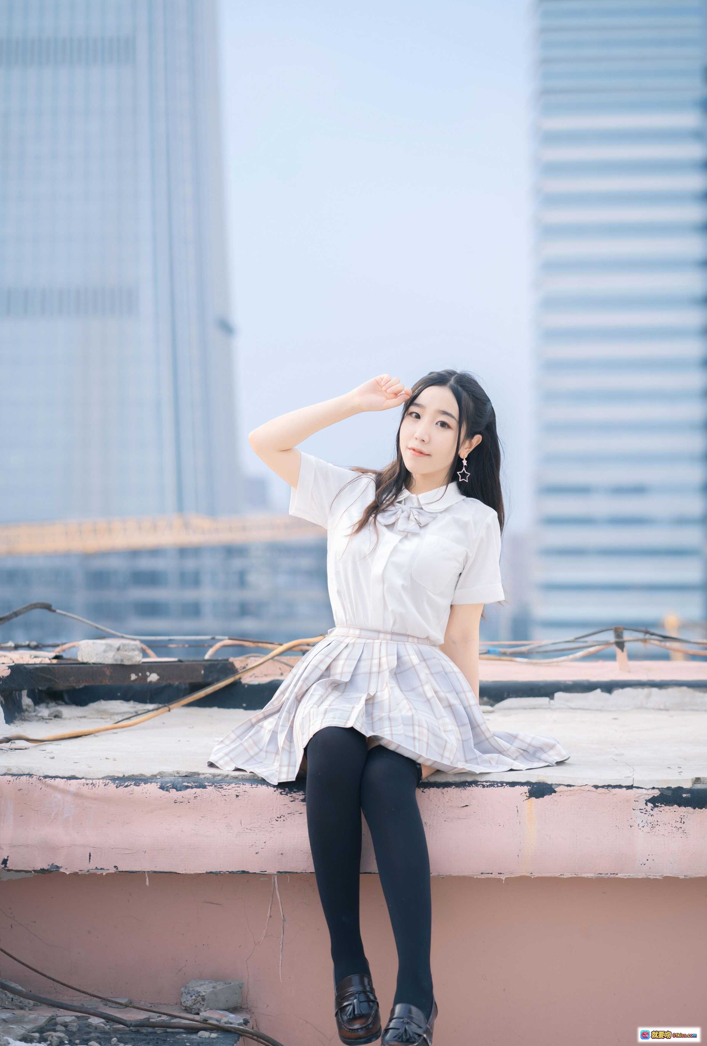 图片[7] - 穆零Mu0 NO.08 天台JK少女写真 白衬衫格裙清新风 城市背景日系校园风 美少女摆拍自然光摄影 - 就要吻