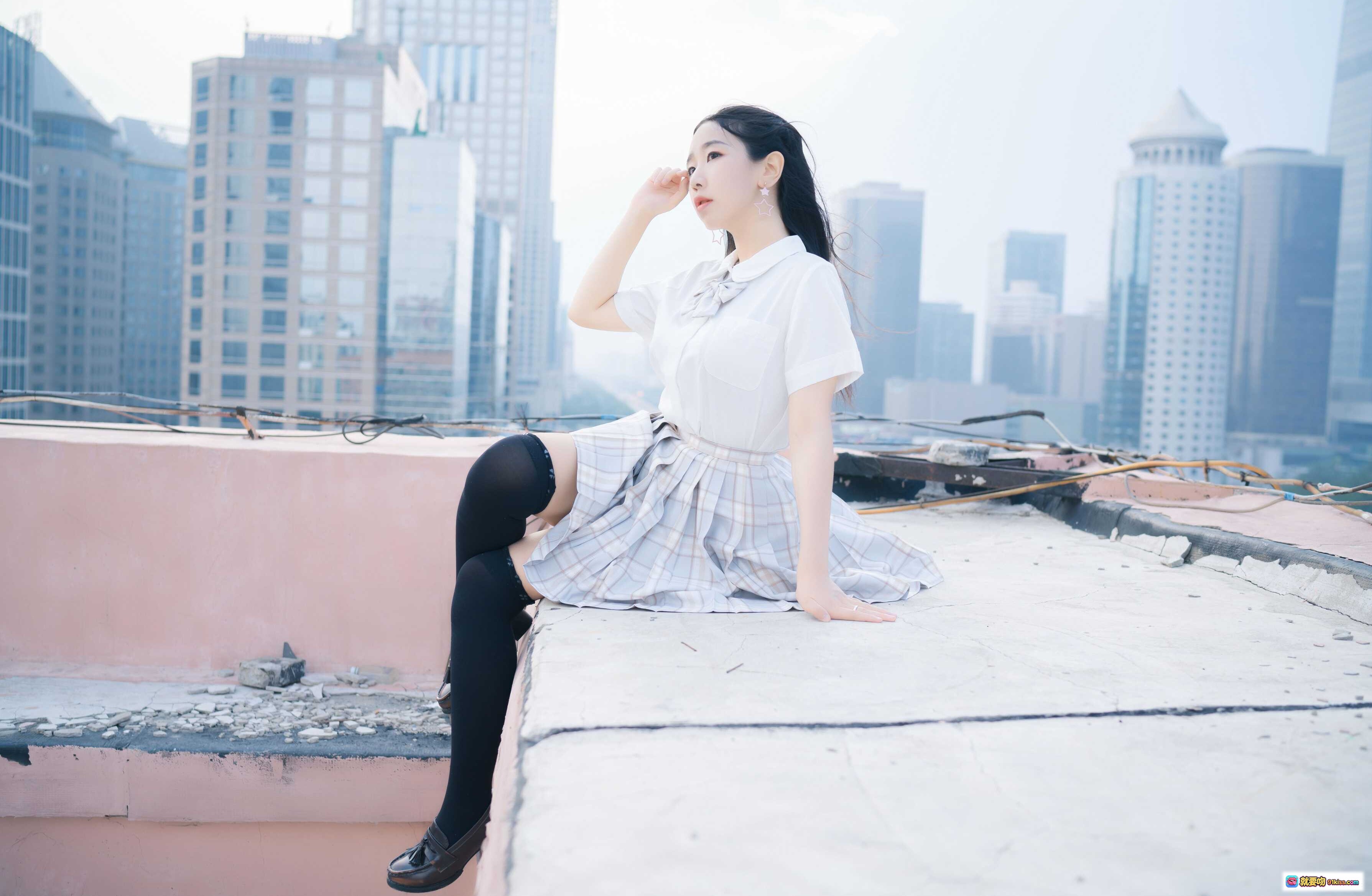 图片[10] - 穆零Mu0 NO.08 天台JK少女写真 白衬衫格裙清新风 城市背景日系校园风 美少女摆拍自然光摄影 - 就要吻