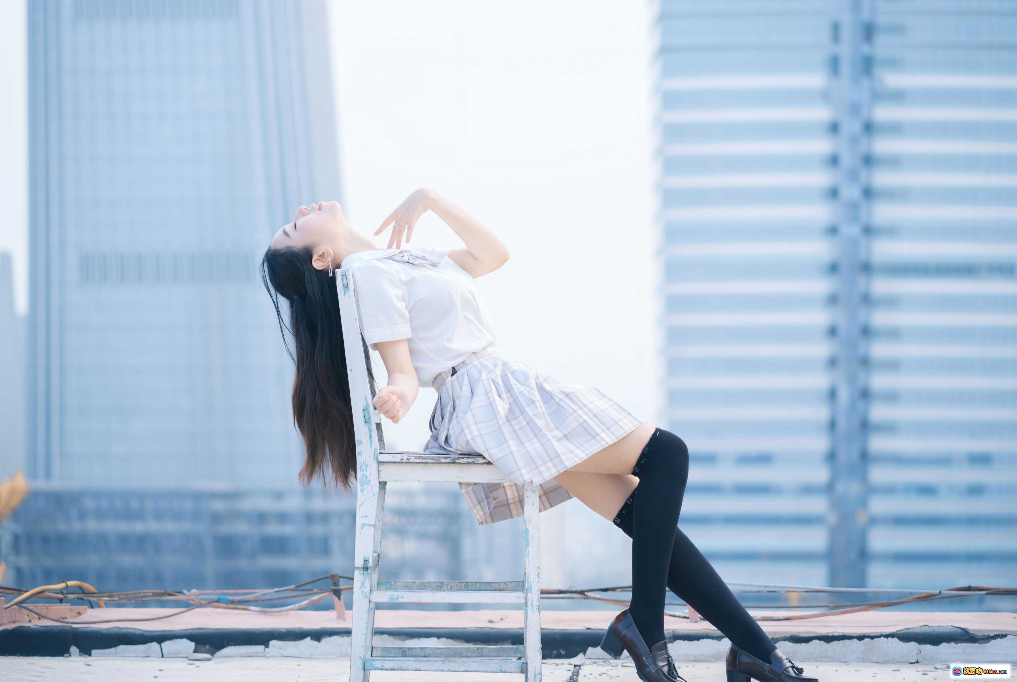 图片[4] - 穆零Mu0 NO.08 天台JK少女写真 白衬衫格裙清新风 城市背景日系校园风 美少女摆拍自然光摄影 - 就要吻