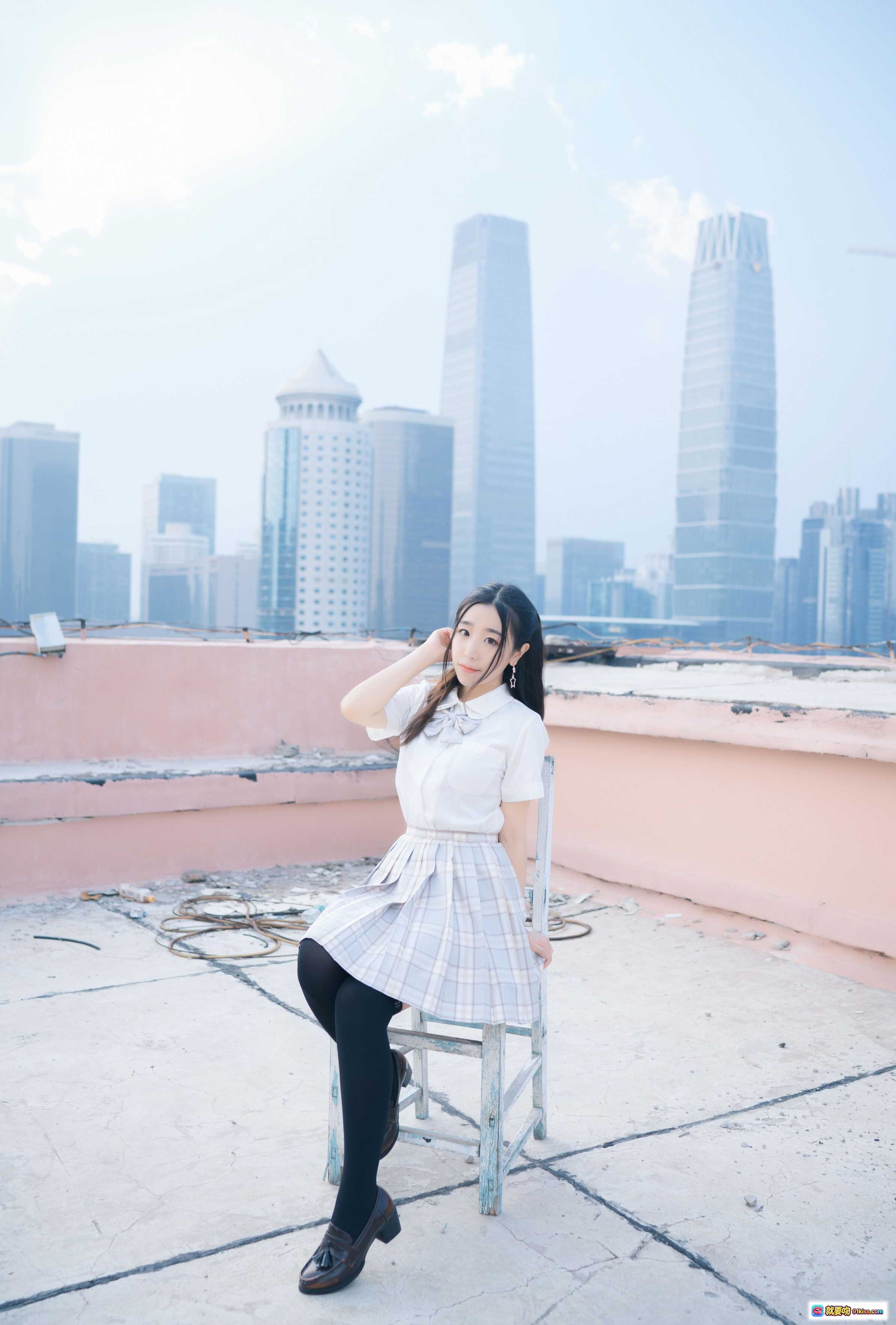 图片[3] - 穆零Mu0 NO.08 天台JK少女写真 白衬衫格裙清新风 城市背景日系校园风 美少女摆拍自然光摄影 - 就要吻