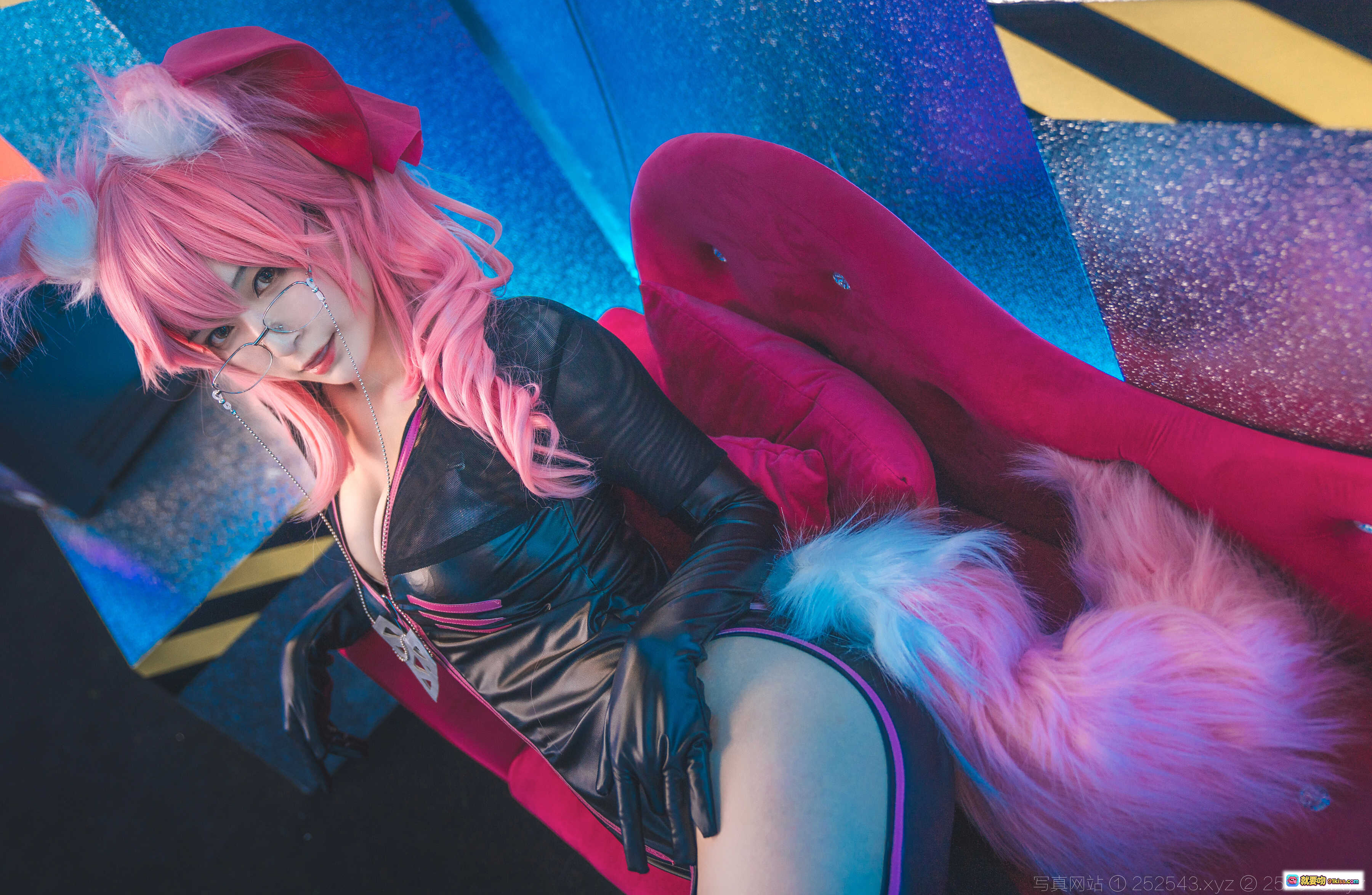 铁板烧鬼舞w玉藻前杀阶cosplay粉发狐耳黑皮衣红沙发霓虹光影13P203M - 就要吻