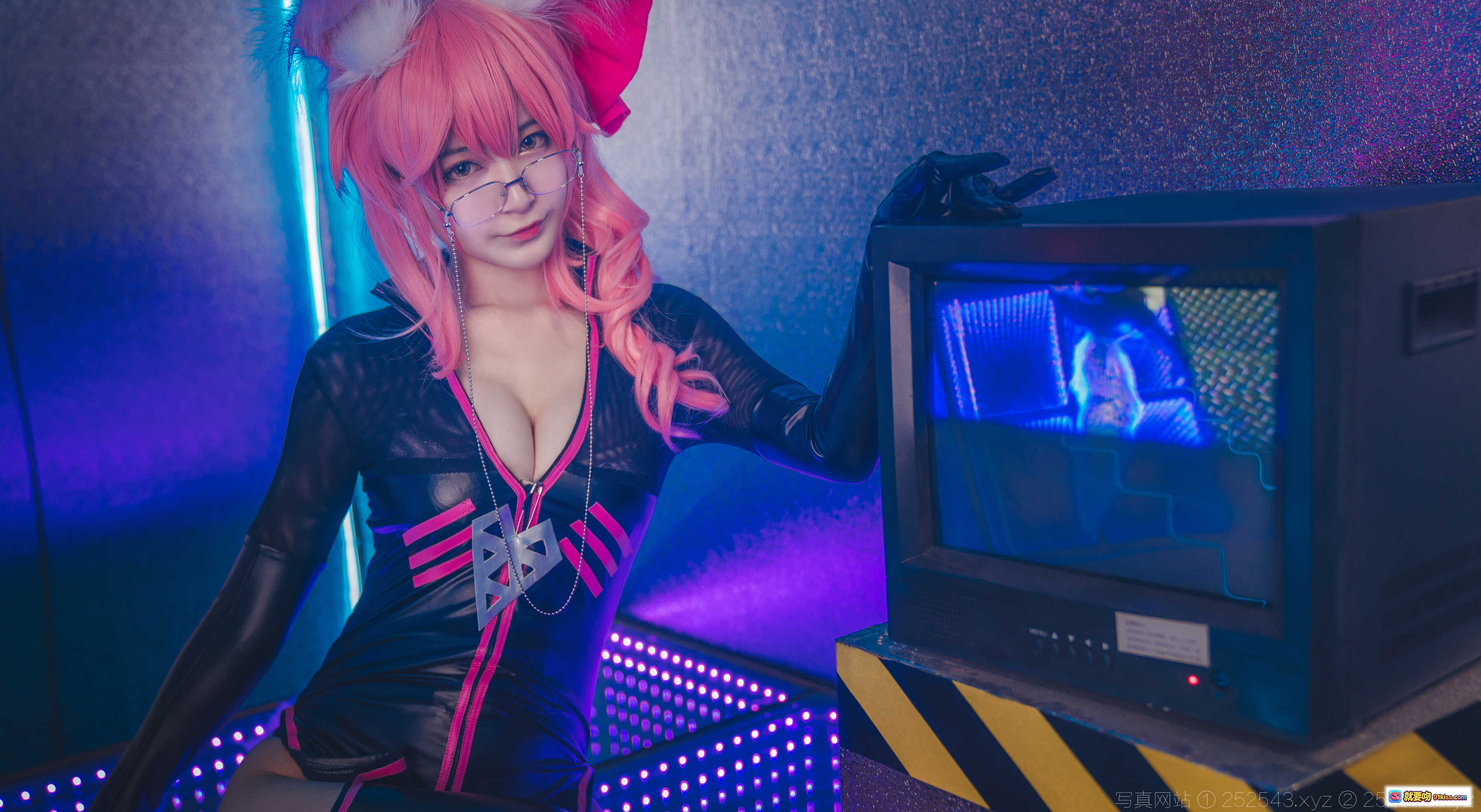 图片[3] - 铁板烧鬼舞w玉藻前杀阶cosplay粉发狐耳黑皮衣红沙发霓虹光影13P203M - 就要吻