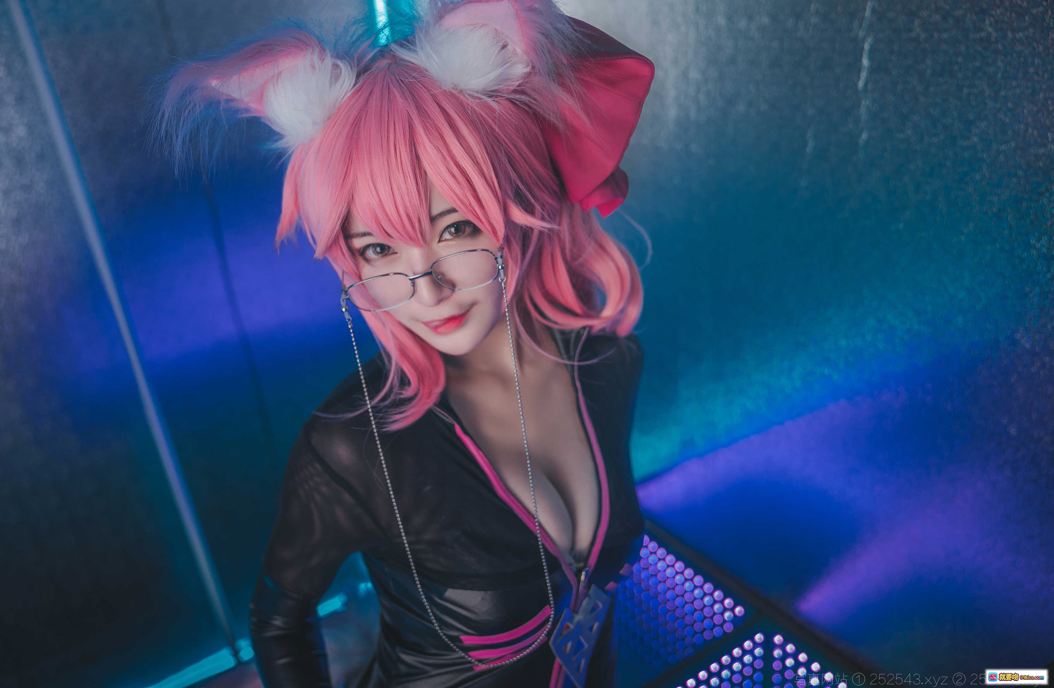 图片[5] - 铁板烧鬼舞w玉藻前杀阶cosplay粉发狐耳黑皮衣红沙发霓虹光影13P203M - 就要吻