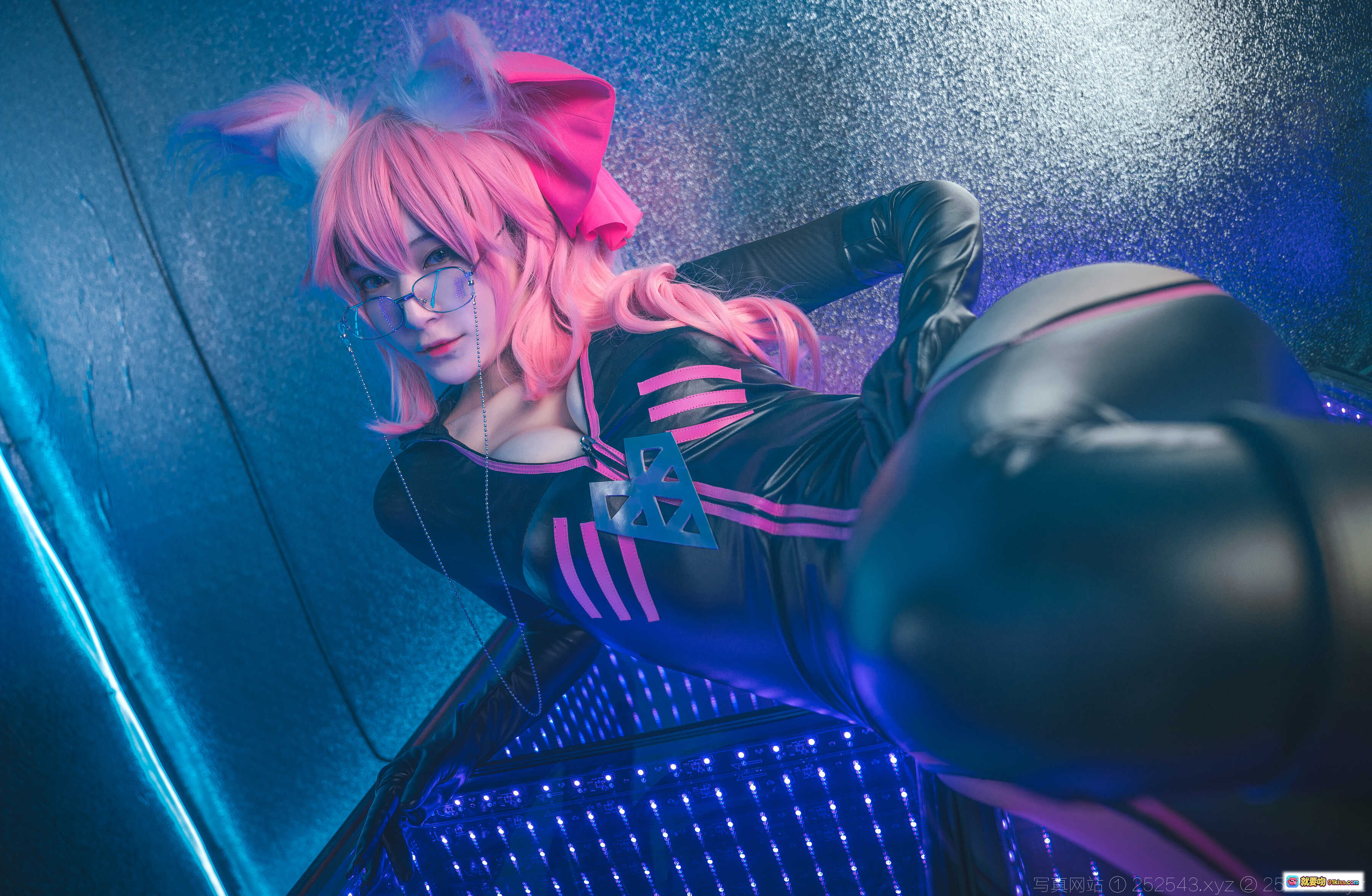 图片[7] - 铁板烧鬼舞w玉藻前杀阶cosplay粉发狐耳黑皮衣红沙发霓虹光影13P203M - 就要吻