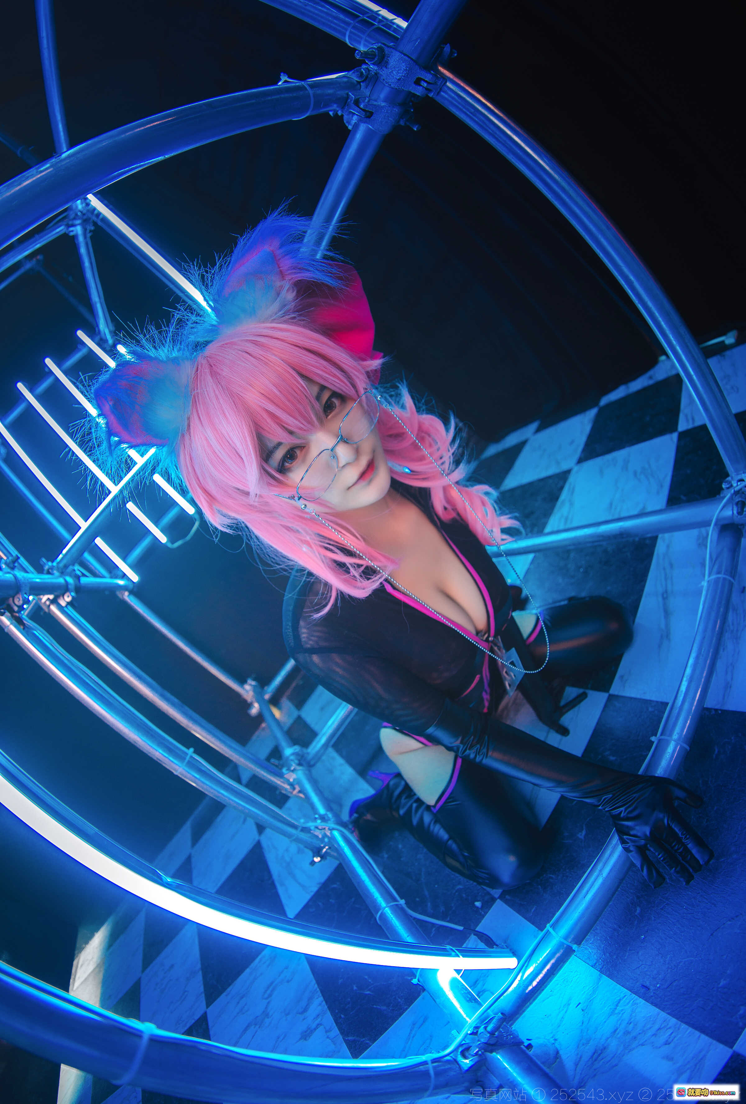 图片[2] - 铁板烧鬼舞w玉藻前杀阶cosplay粉发狐耳黑皮衣红沙发霓虹光影13P203M - 就要吻