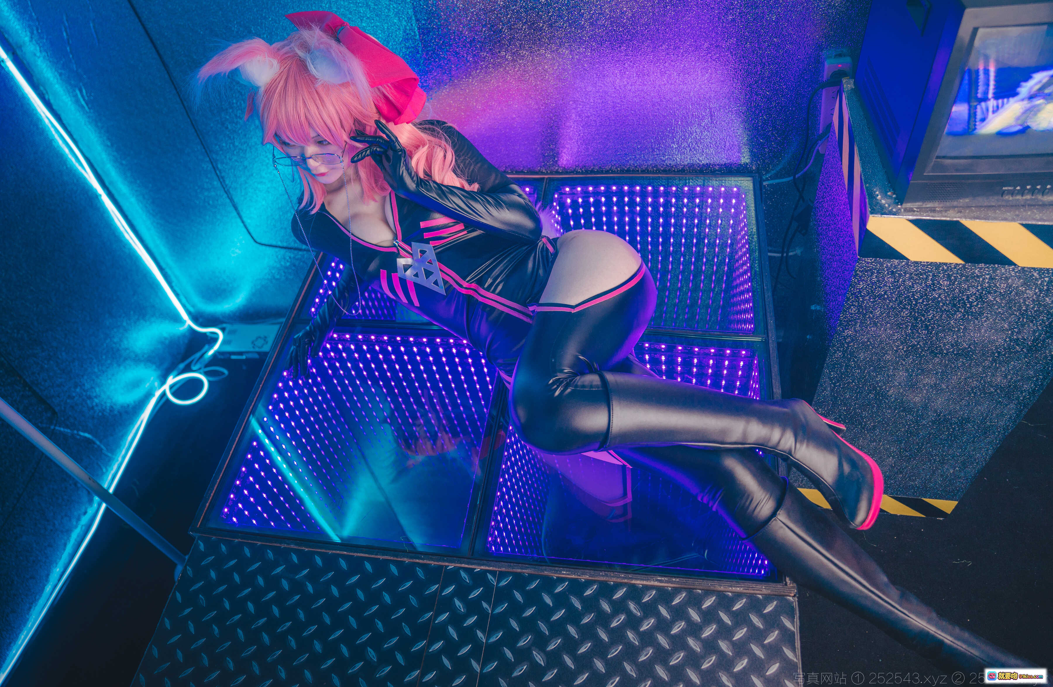 图片[9] - 铁板烧鬼舞w玉藻前杀阶cosplay粉发狐耳黑皮衣红沙发霓虹光影13P203M - 就要吻