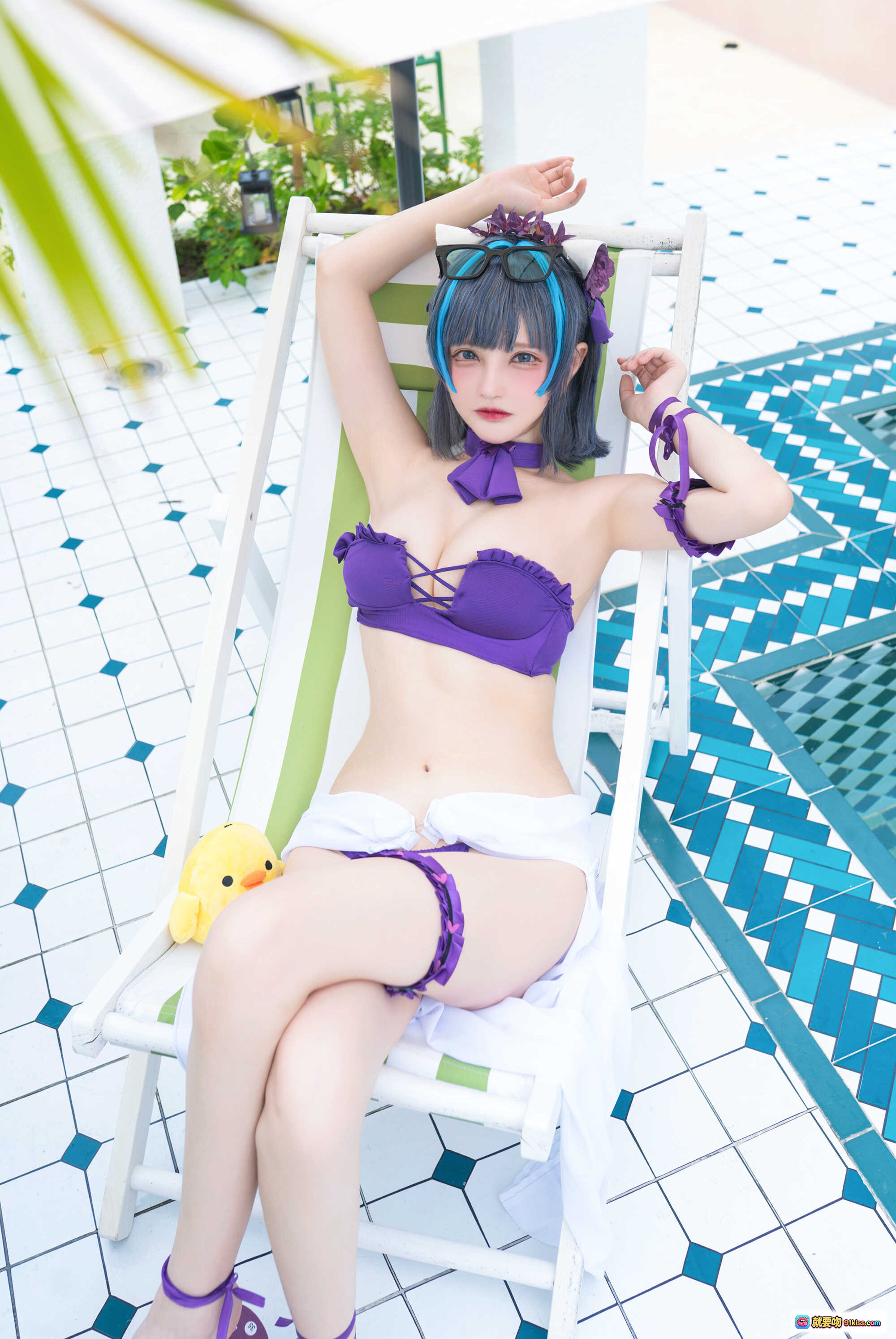 图片[8] - 千夜未来NO.005柴郡电子泳装COS写真｜紫色比基尼+蓝发猫耳+小黄鸭道具+户外绿植庭院场景 - 就要吻