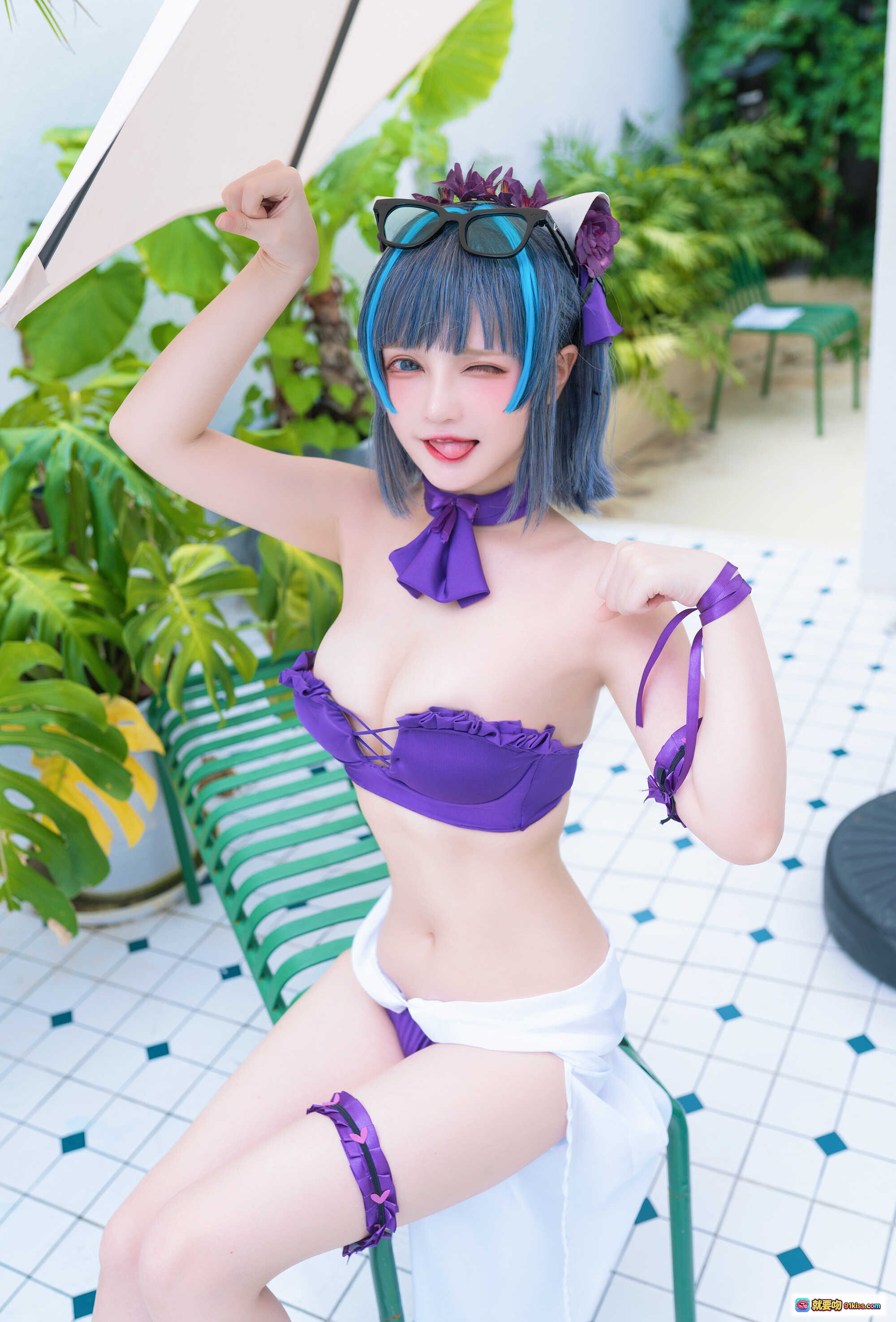 图片[7] - 千夜未来NO.005柴郡电子泳装COS写真｜紫色比基尼+蓝发猫耳+小黄鸭道具+户外绿植庭院场景 - 就要吻