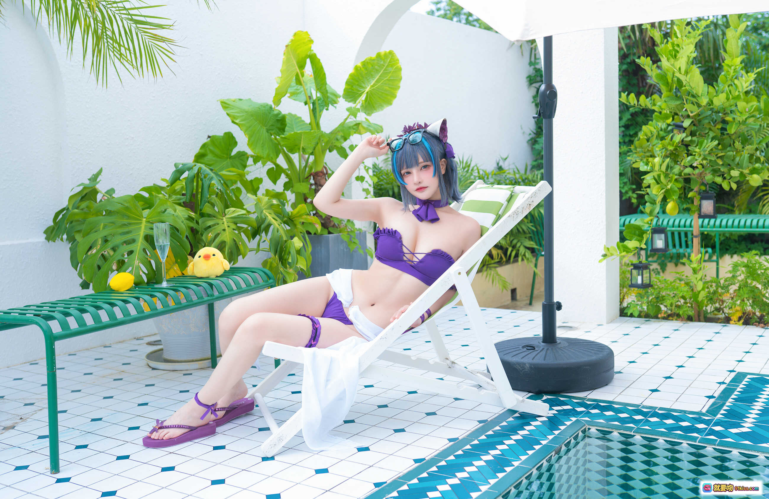 图片[4] - 千夜未来NO.005柴郡电子泳装COS写真｜紫色比基尼+蓝发猫耳+小黄鸭道具+户外绿植庭院场景 - 就要吻