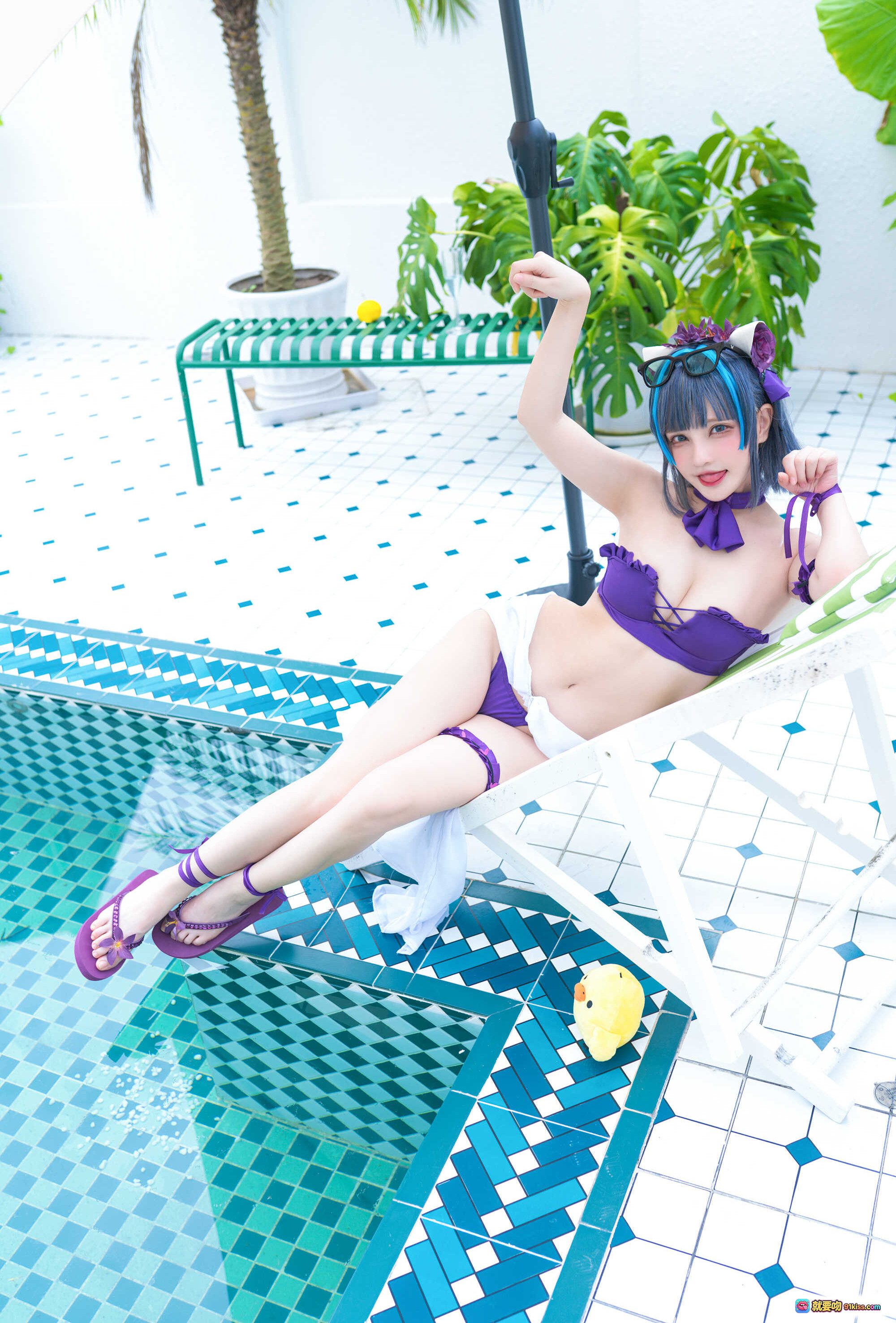 图片[2] - 千夜未来NO.005柴郡电子泳装COS写真｜紫色比基尼+蓝发猫耳+小黄鸭道具+户外绿植庭院场景 - 就要吻