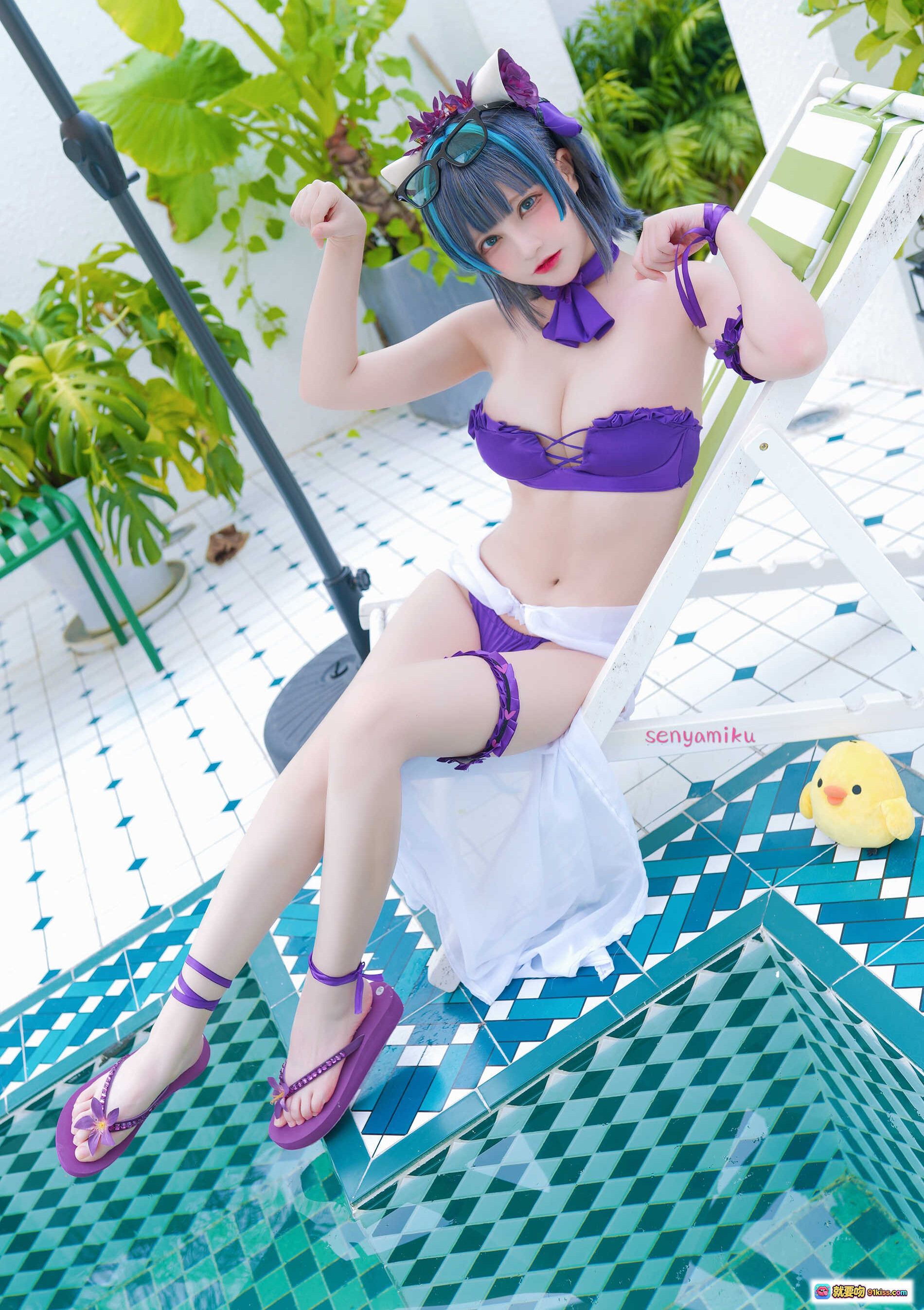 图片[6] - 千夜未来NO.005柴郡电子泳装COS写真｜紫色比基尼+蓝发猫耳+小黄鸭道具+户外绿植庭院场景 - 就要吻