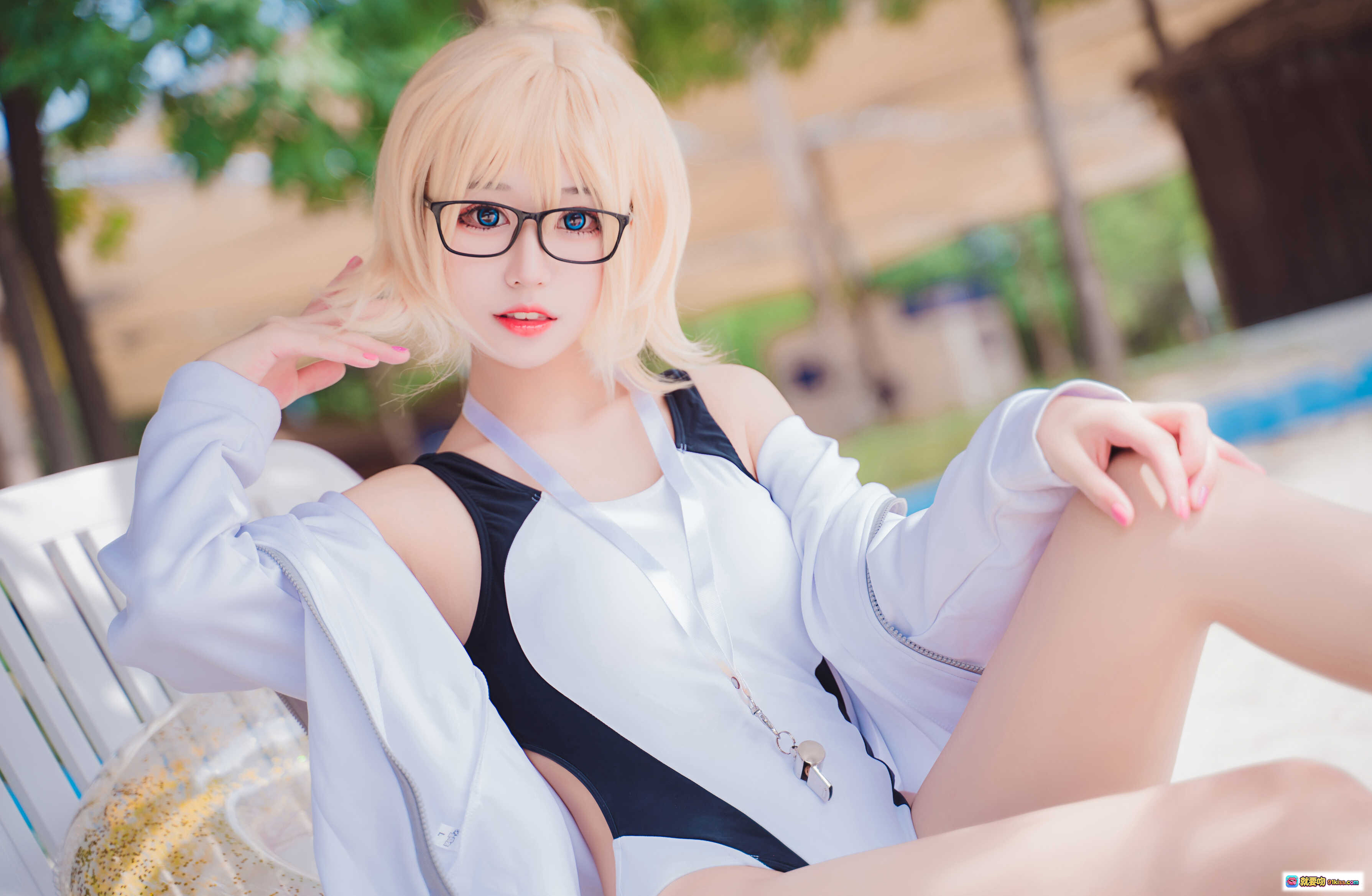 图片[3] - 猫君君_MaoJun NO.015 贞德竞技泳装cosplay 白色露肩上衣 金发眼镜少女 沙滩躺椅写真 46P高清图集 - 就要吻