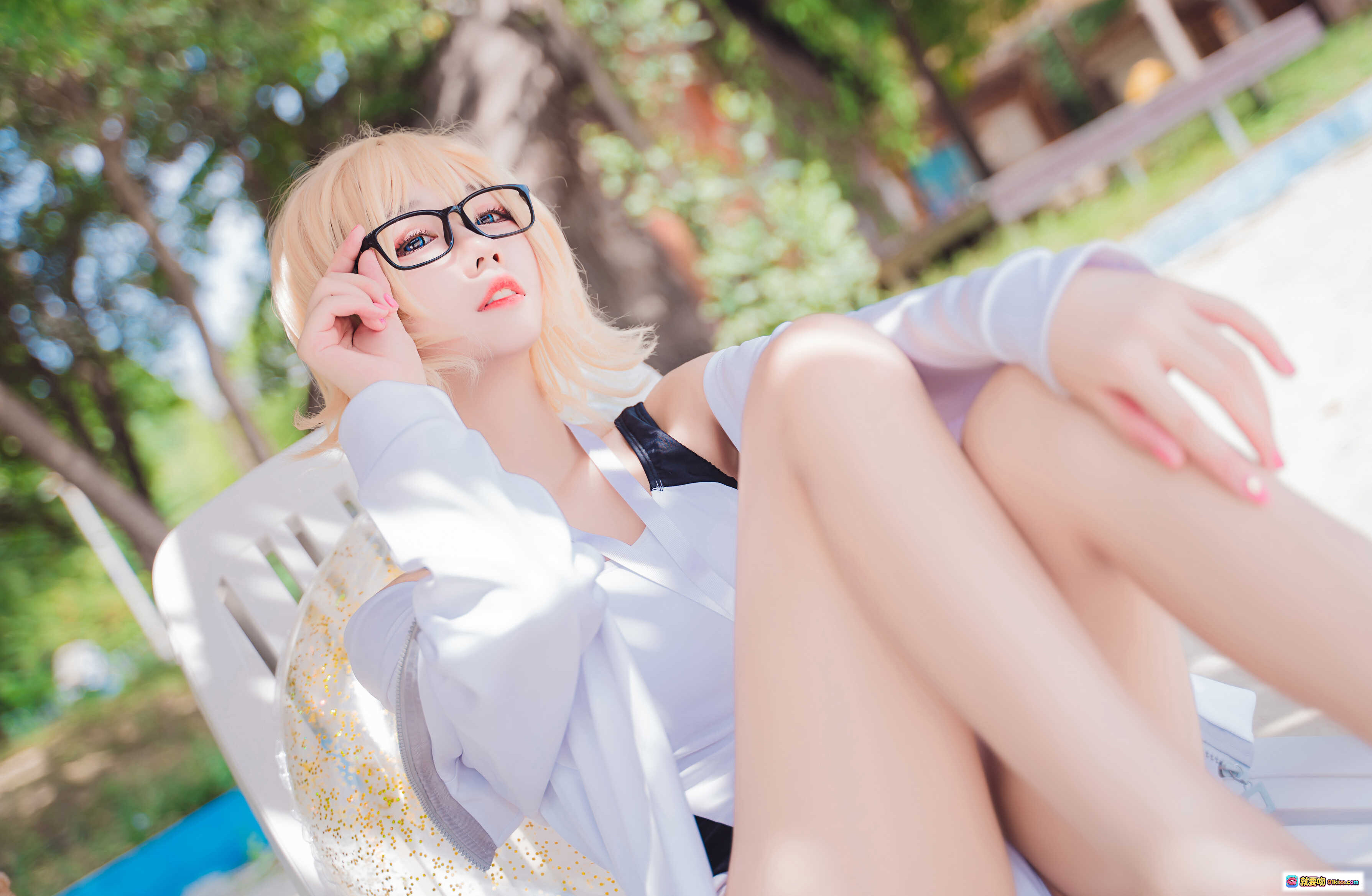 图片[6] - 猫君君_MaoJun NO.015 贞德竞技泳装cosplay 白色露肩上衣 金发眼镜少女 沙滩躺椅写真 46P高清图集 - 就要吻