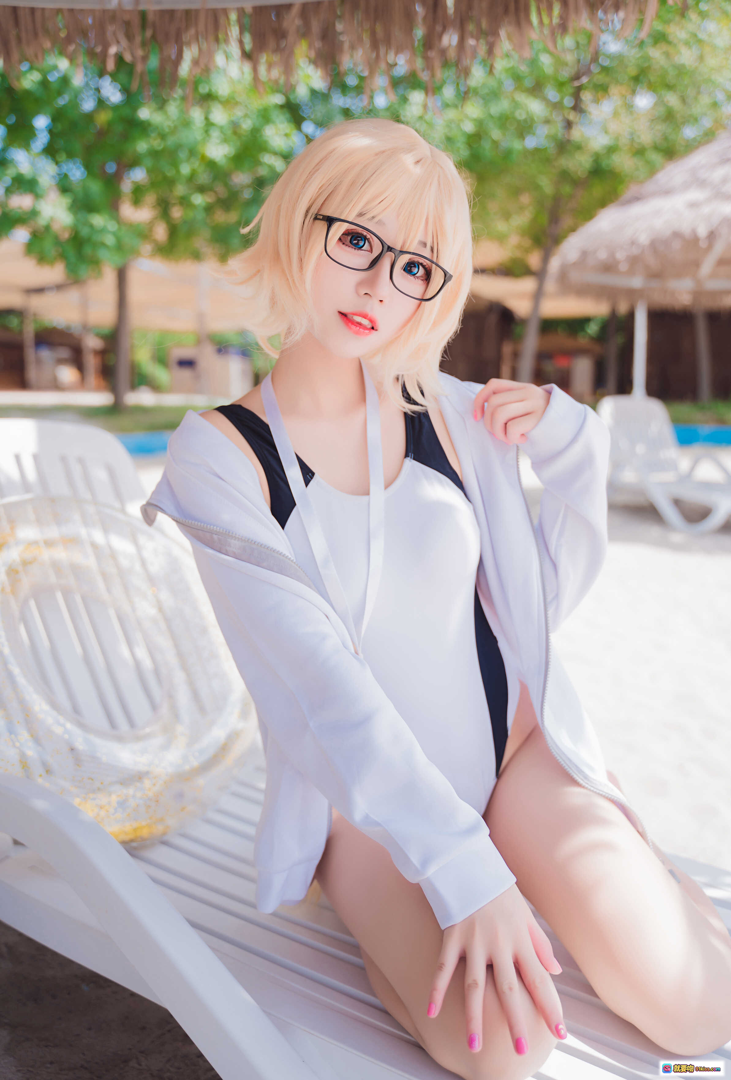 图片[9] - 猫君君_MaoJun NO.015 贞德竞技泳装cosplay 白色露肩上衣 金发眼镜少女 沙滩躺椅写真 46P高清图集 - 就要吻