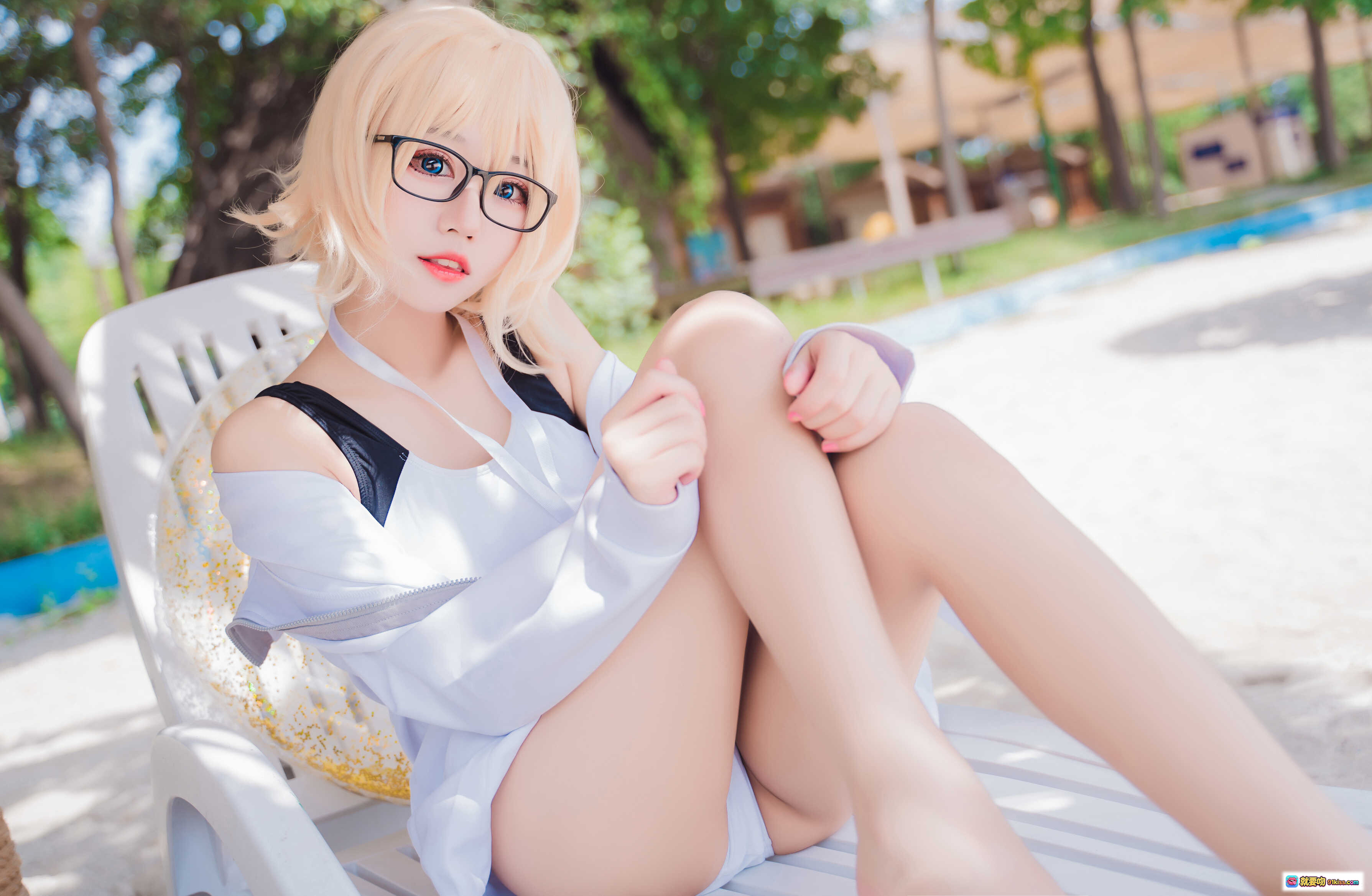 图片[1] - 猫君君_MaoJun NO.015 贞德竞技泳装cosplay 白色露肩上衣 金发眼镜少女 沙滩躺椅写真 46P高清图集 - 就要吻