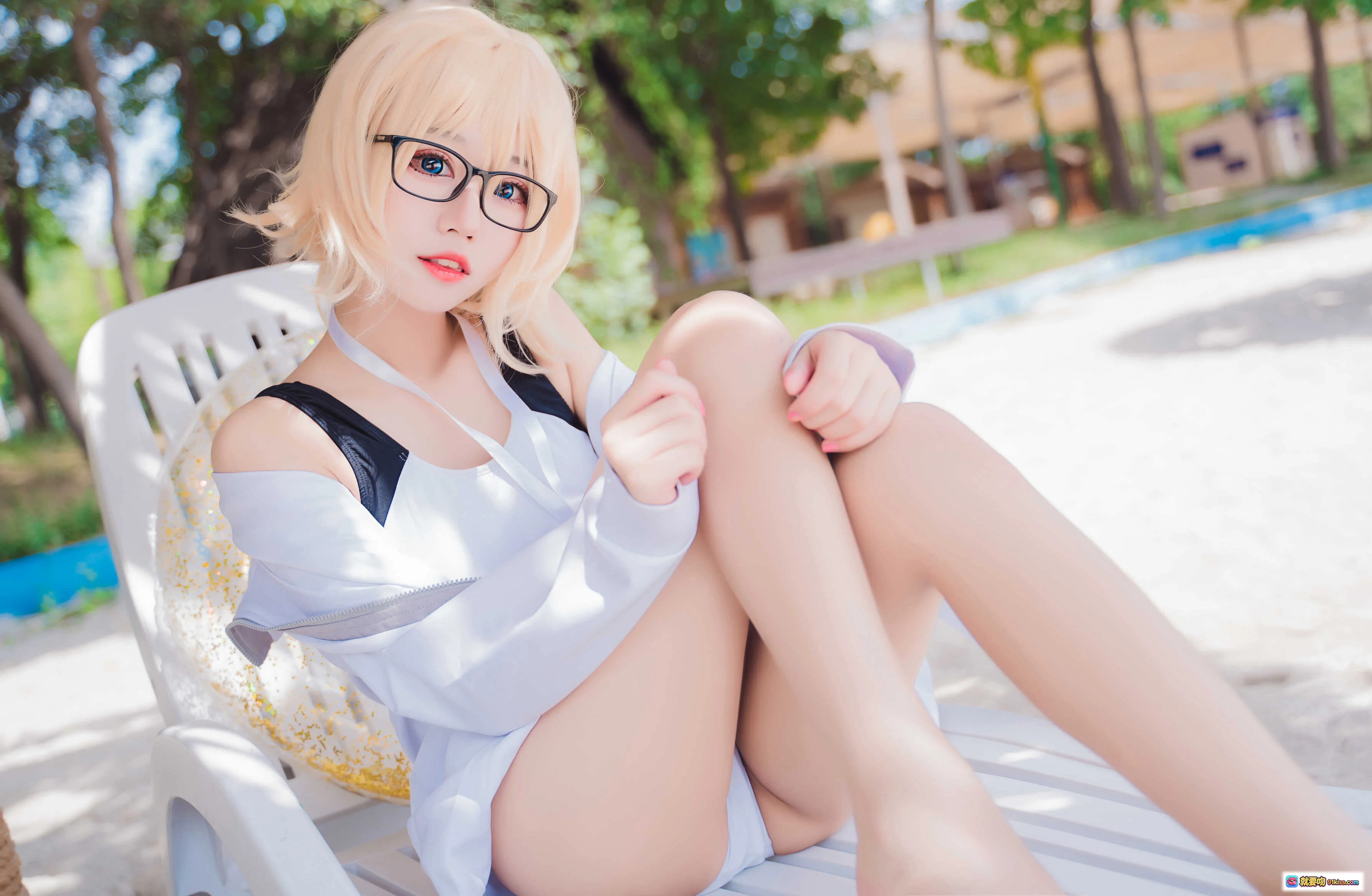 猫君君_MaoJun NO.015 贞德竞技泳装cosplay 白色露肩上衣 金发眼镜少女 沙滩躺椅写真 46P高清图集 - 就要吻