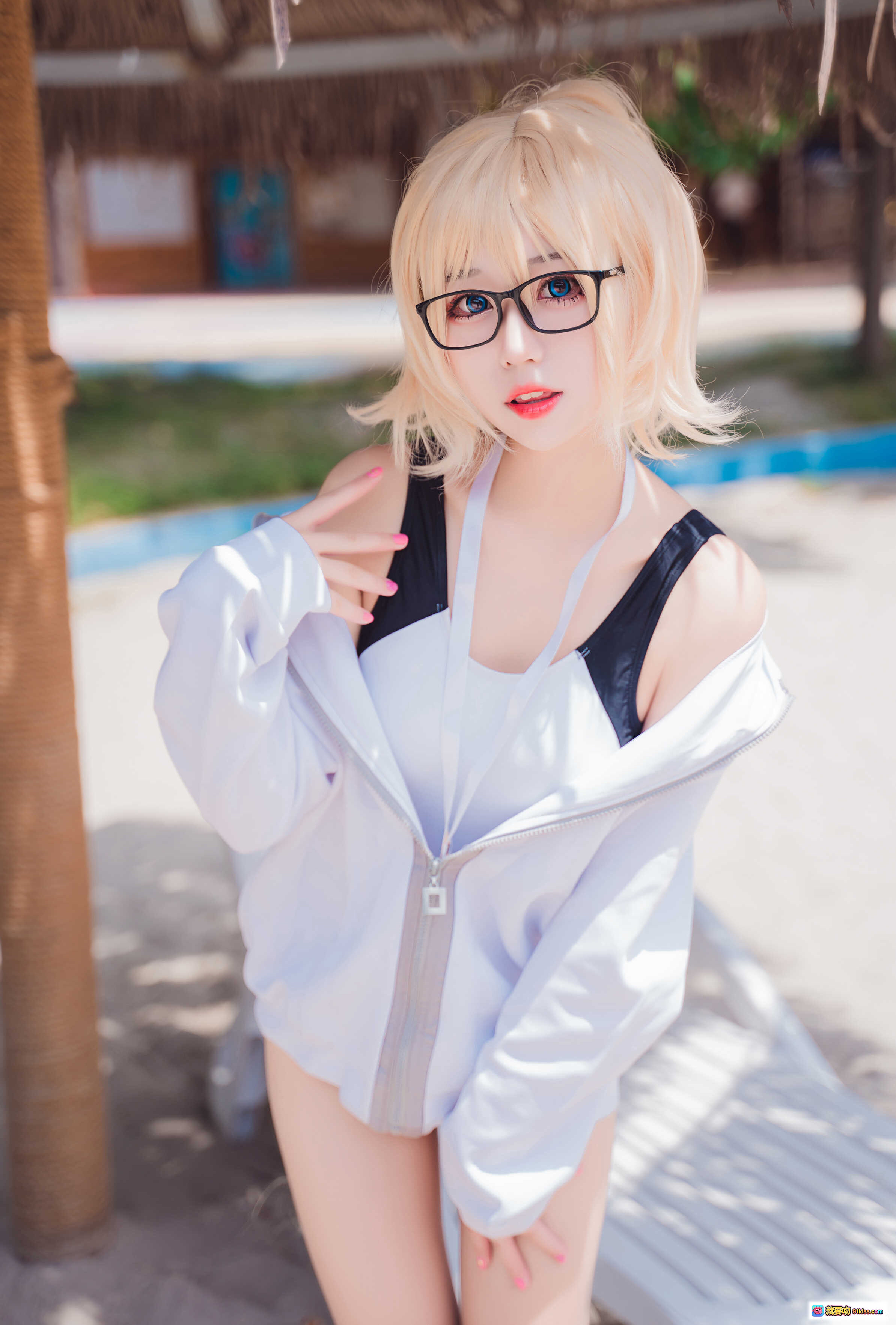 图片[8] - 猫君君_MaoJun NO.015 贞德竞技泳装cosplay 白色露肩上衣 金发眼镜少女 沙滩躺椅写真 46P高清图集 - 就要吻