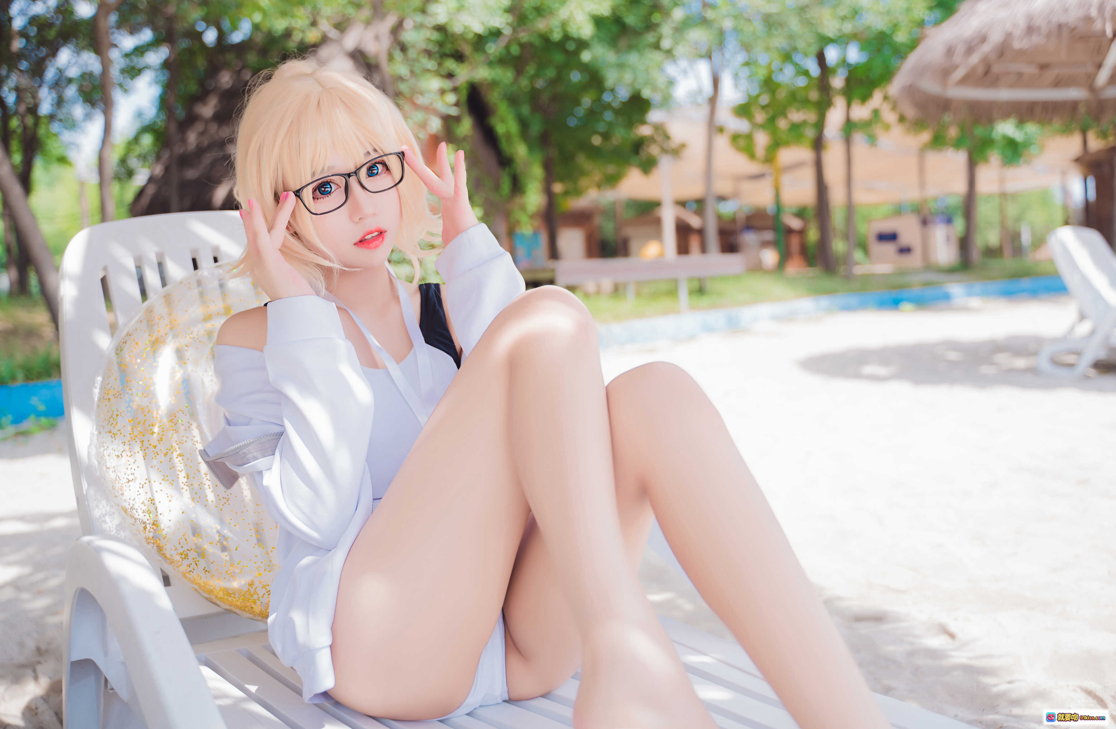 图片[2] - 猫君君_MaoJun NO.015 贞德竞技泳装cosplay 白色露肩上衣 金发眼镜少女 沙滩躺椅写真 46P高清图集 - 就要吻