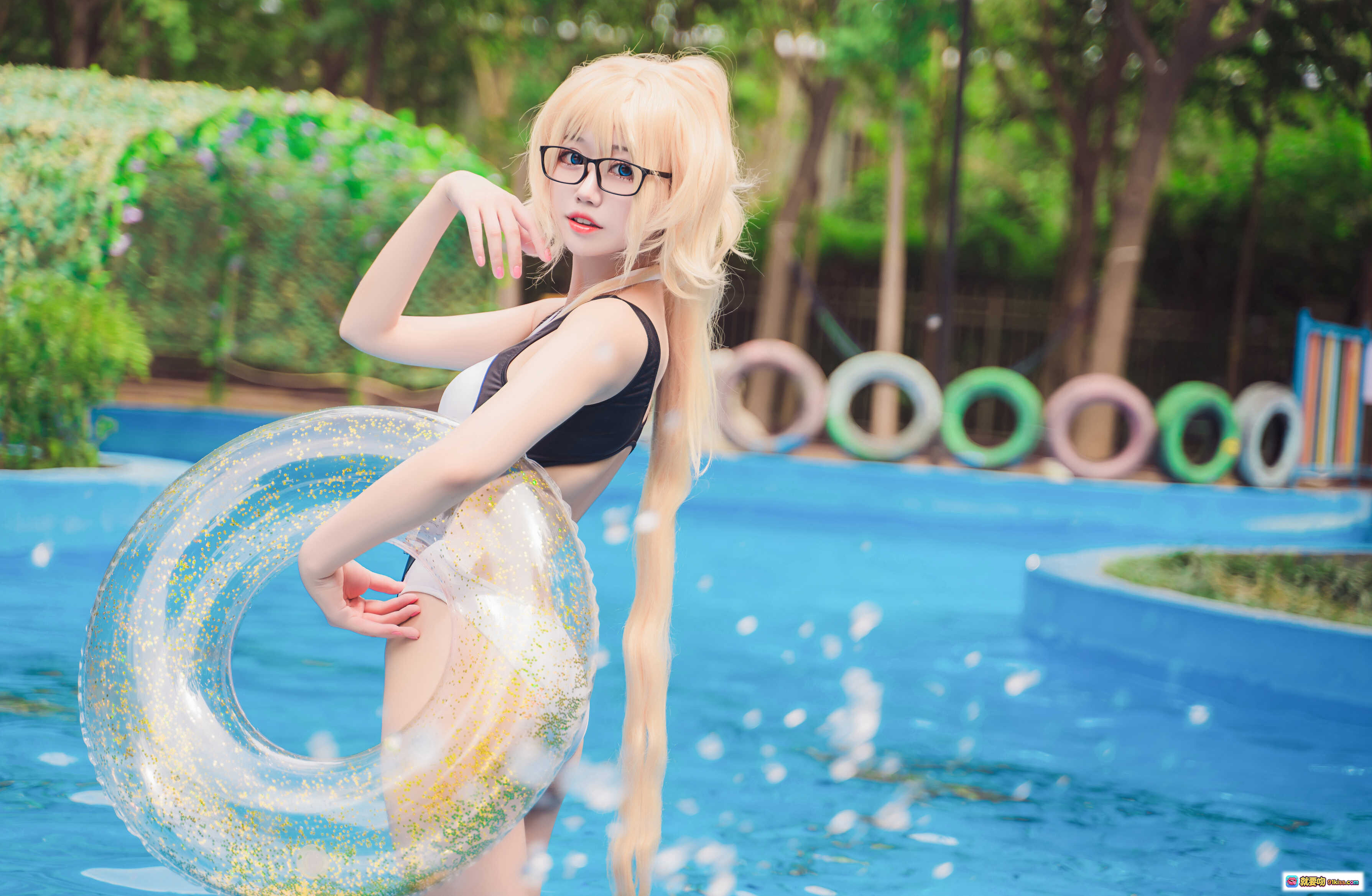 图片[5] - 猫君君_MaoJun NO.015 贞德竞技泳装cosplay 白色露肩上衣 金发眼镜少女 沙滩躺椅写真 46P高清图集 - 就要吻