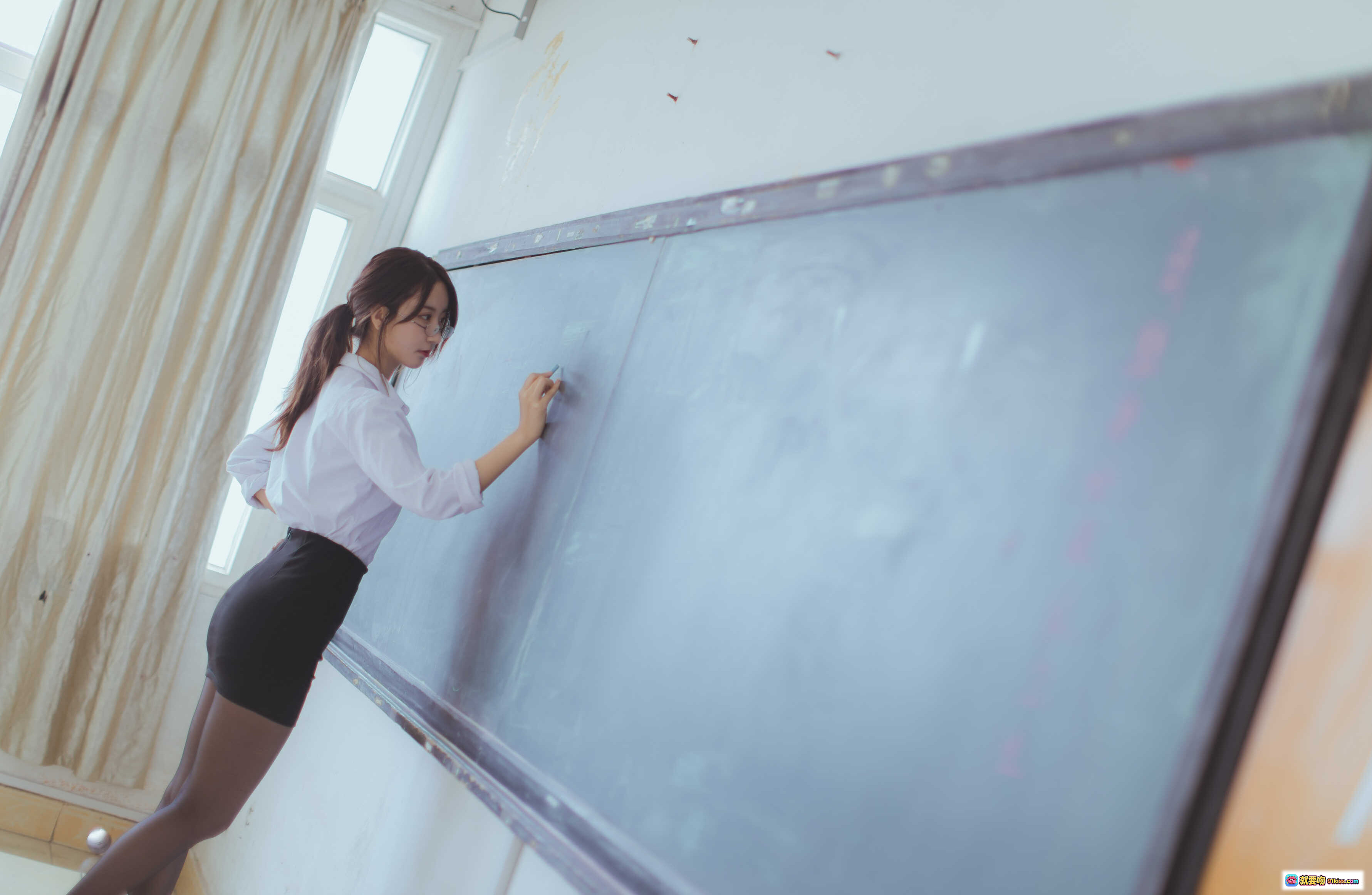 图片[1] - 黑川NO.023教师OL写真｜白衬衫黑短裙教室黑板擦粉笔场景｜45P高清美图 - 就要吻