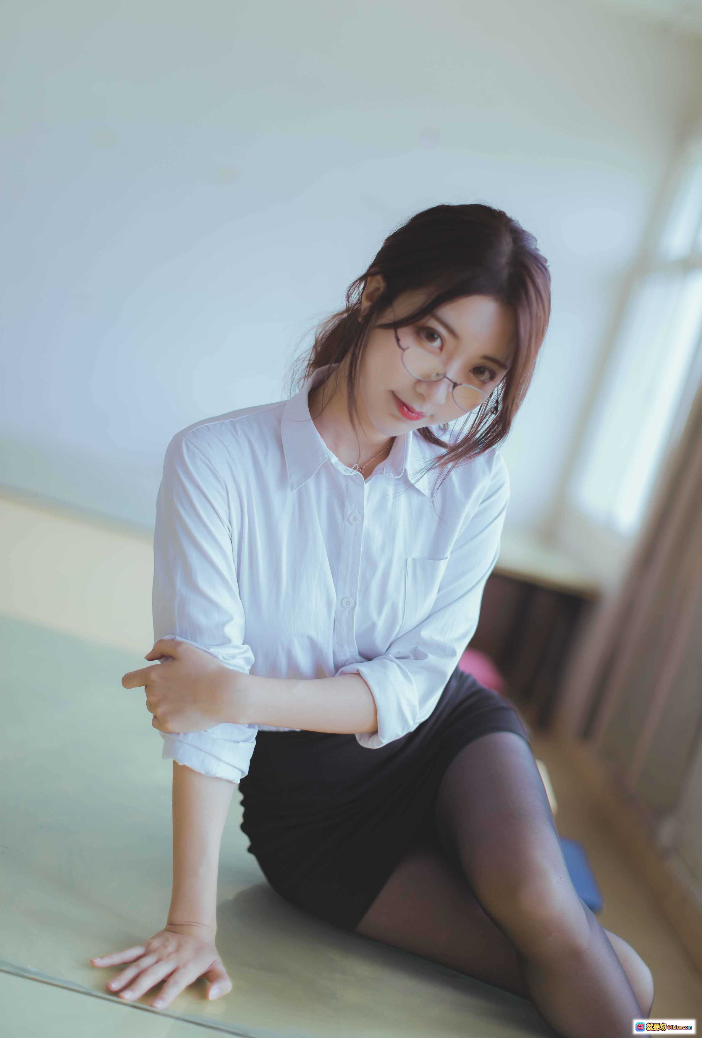 图片[10] - 黑川NO.023教师OL写真｜白衬衫黑短裙教室黑板擦粉笔场景｜45P高清美图 - 就要吻