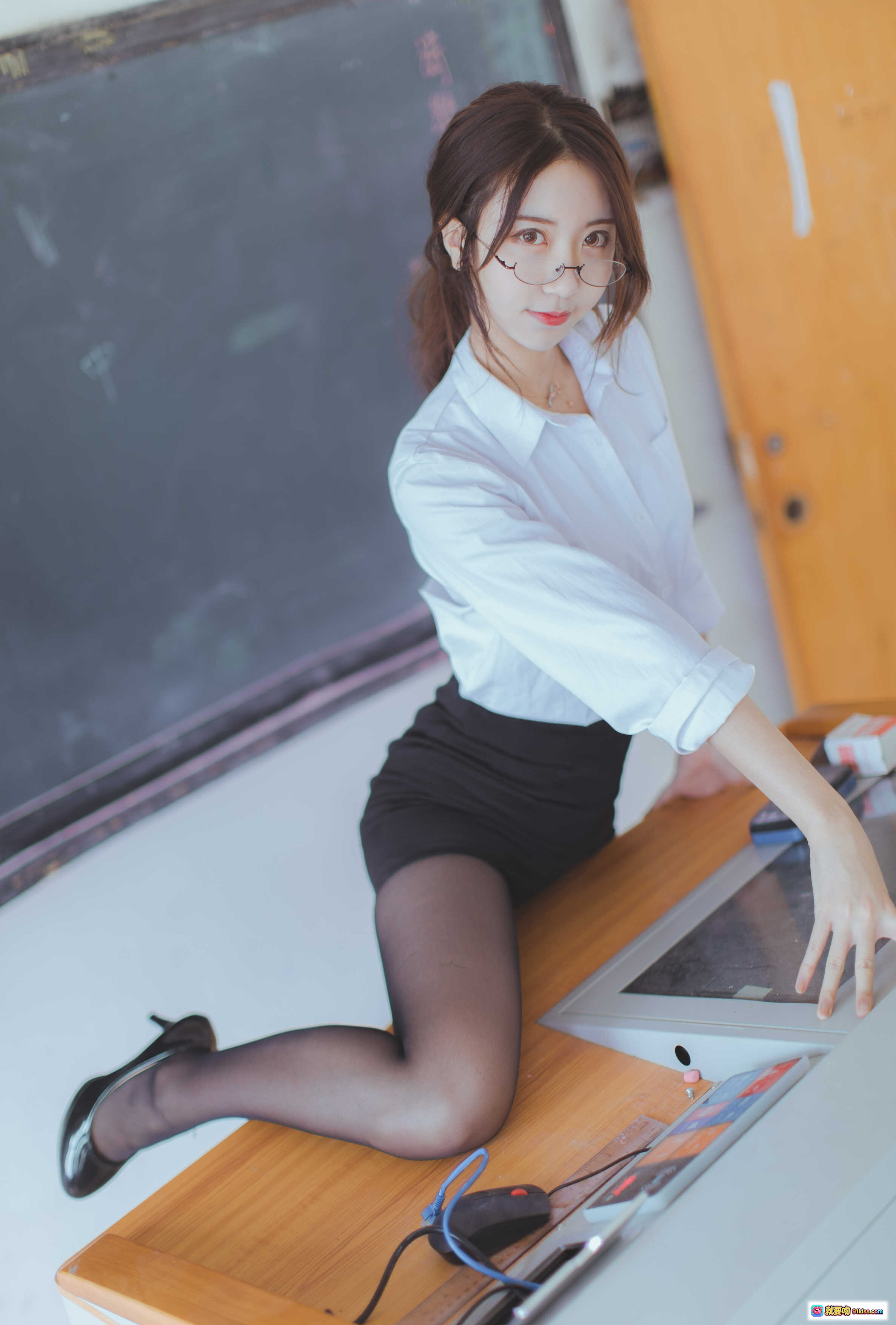 图片[5] - 黑川NO.023教师OL写真｜白衬衫黑短裙教室黑板擦粉笔场景｜45P高清美图 - 就要吻