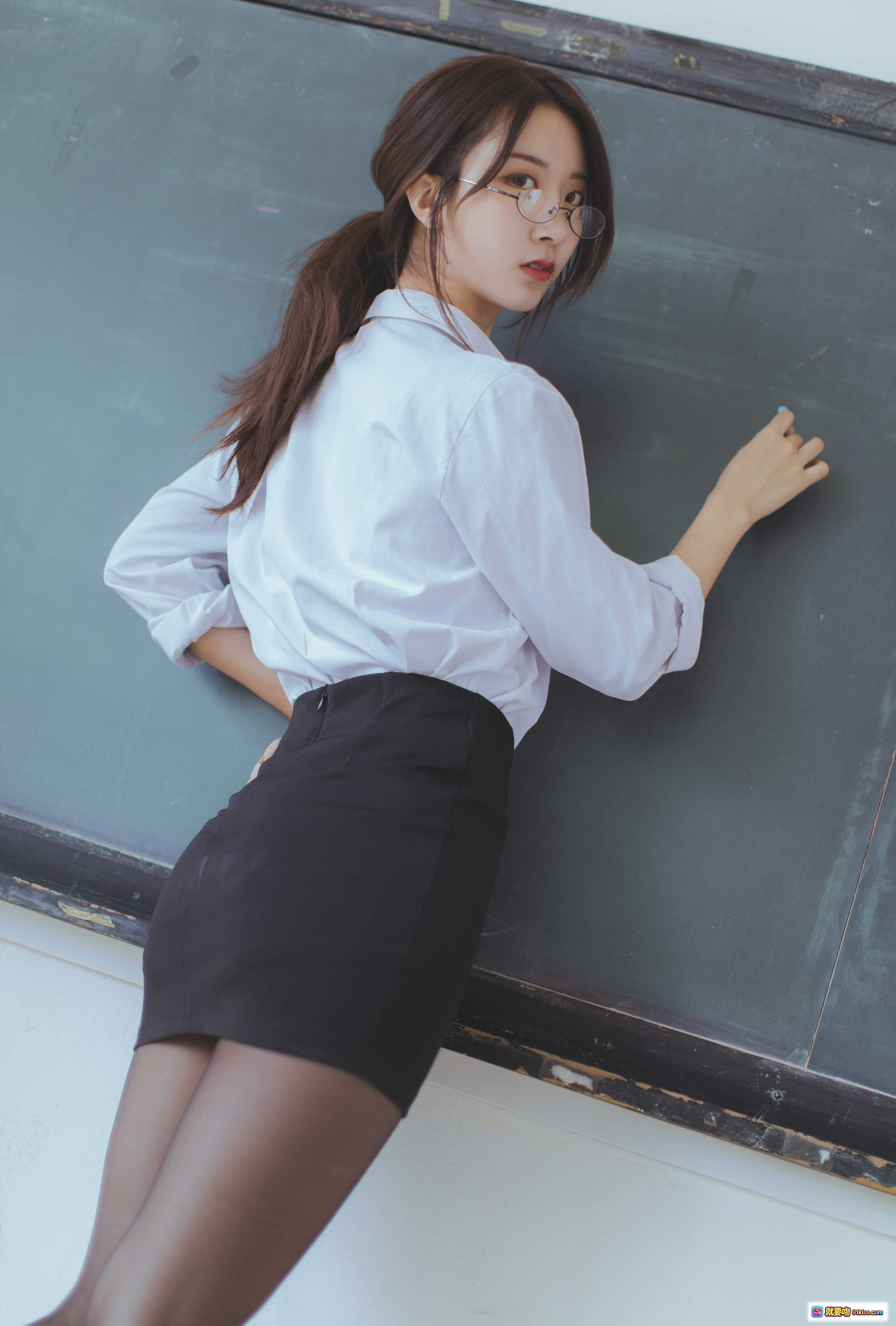 图片[6] - 黑川NO.023教师OL写真｜白衬衫黑短裙教室黑板擦粉笔场景｜45P高清美图 - 就要吻