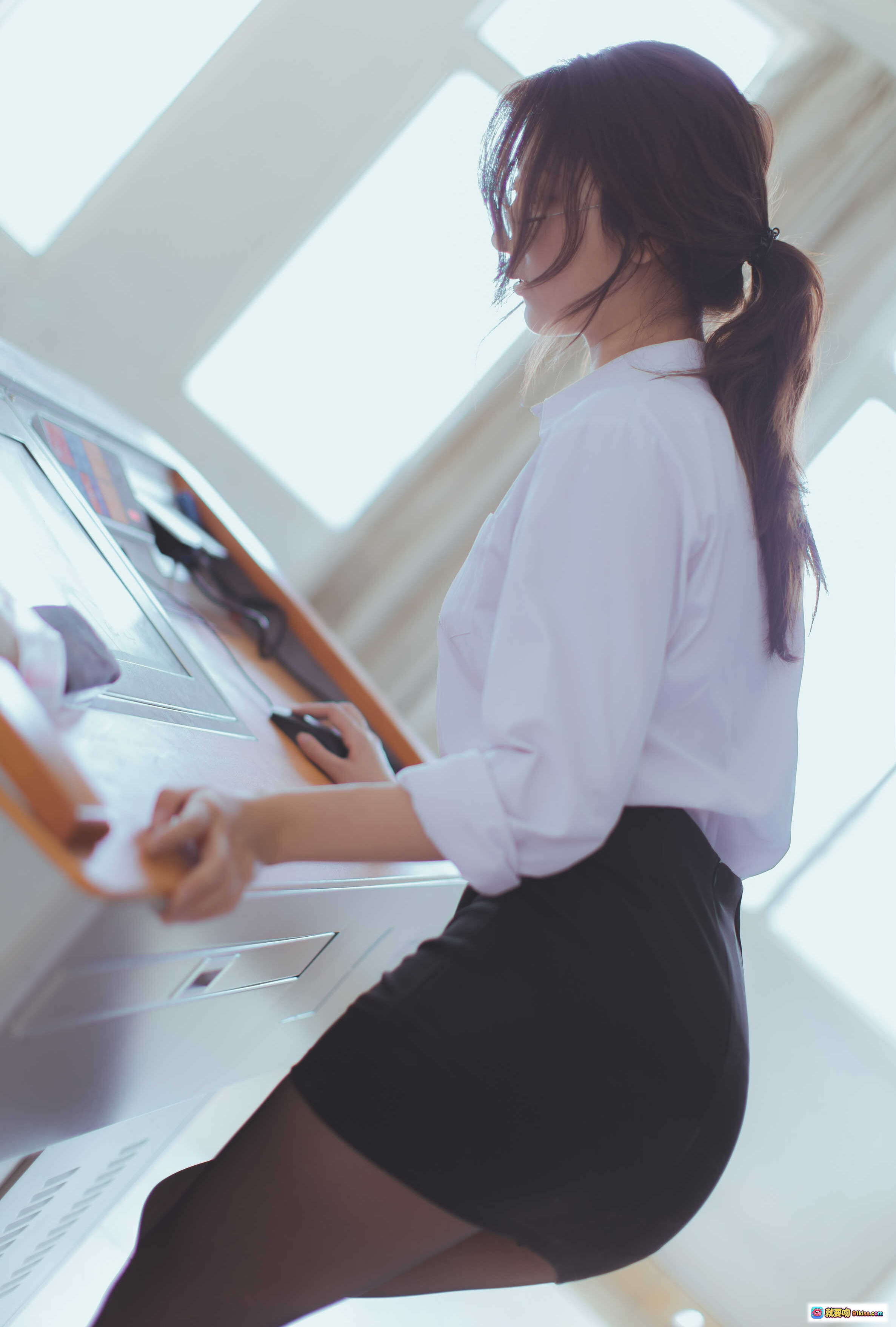 图片[8] - 黑川NO.023教师OL写真｜白衬衫黑短裙教室黑板擦粉笔场景｜45P高清美图 - 就要吻